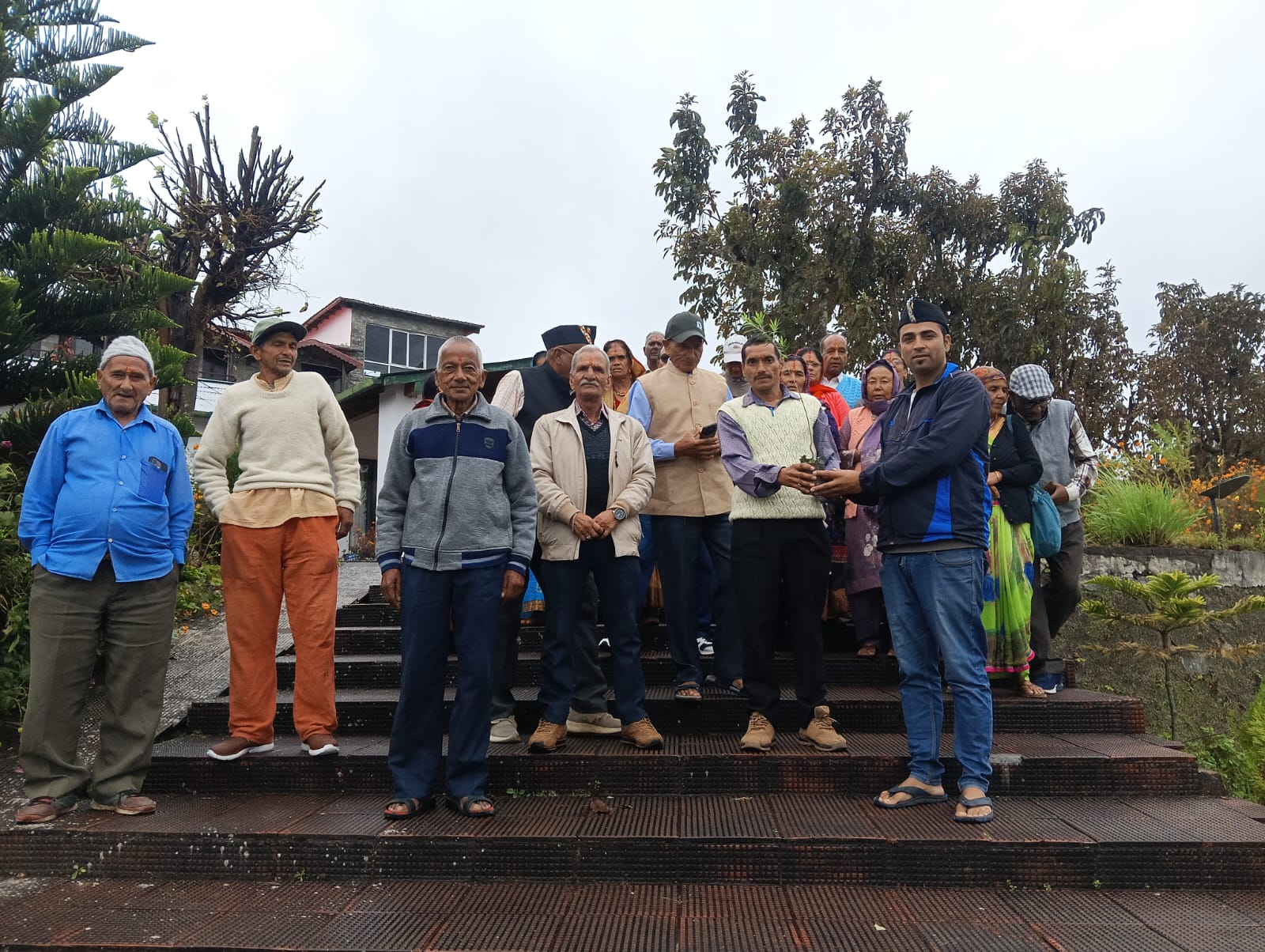 पंडित दीनदयाल मातृ-पितृ तीर्थाटन योजना के तीर्थयात्री दल का चौकड़ी में स्वागत