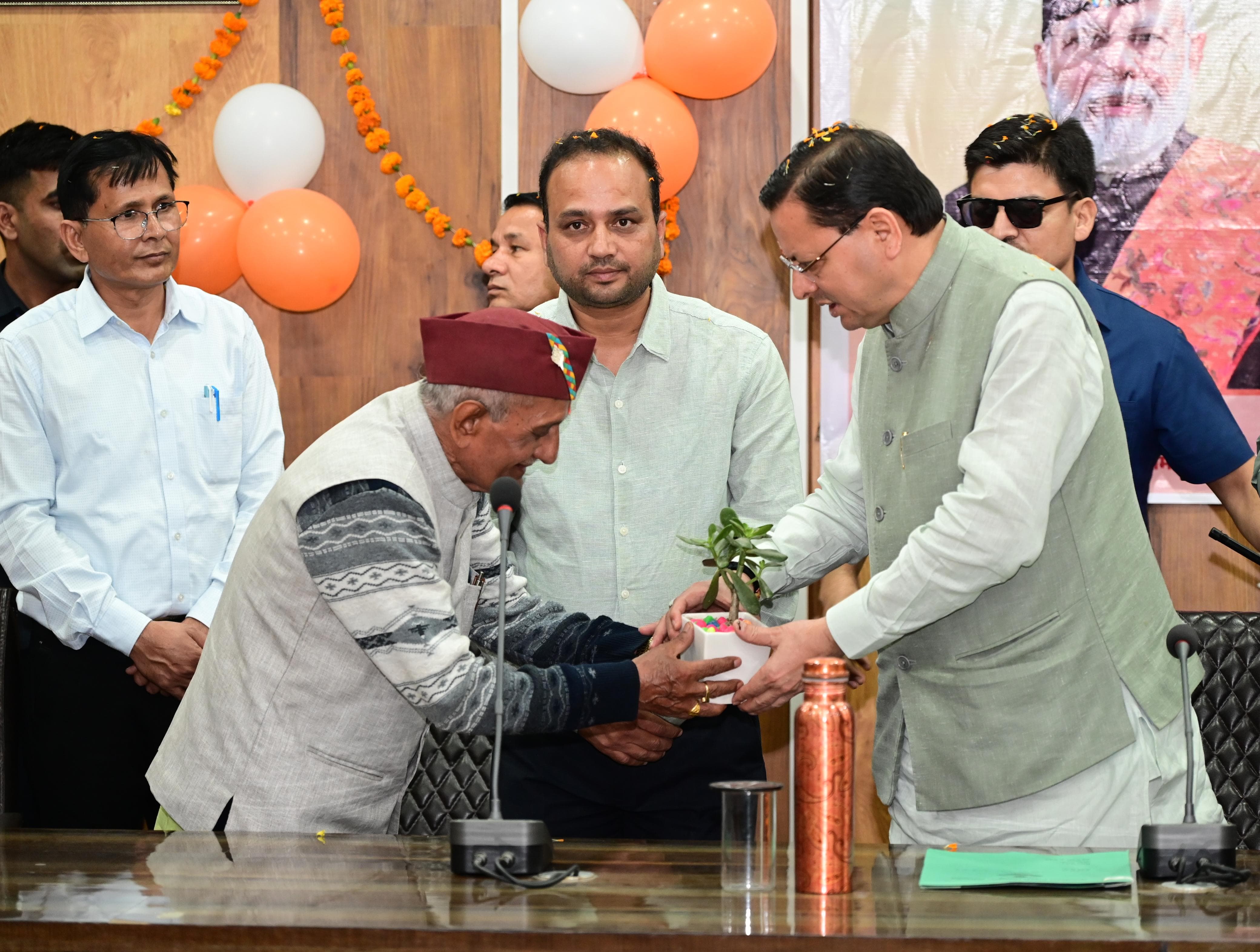 मुख्यमंत्री ने वरिष्ठ नागरिकों से किया आत्मीय संवाद, कहा -वरिष्ठजन समाज के मार्गदर्शक स्तंभ, मुख्यमंत्री ने प्रबुद्धजन - वरिष्ठजन सम्मेलन में लिया भाग, चंपावत को आदर्श जनपद बनाने की प्रतिबद्धता दोहराई