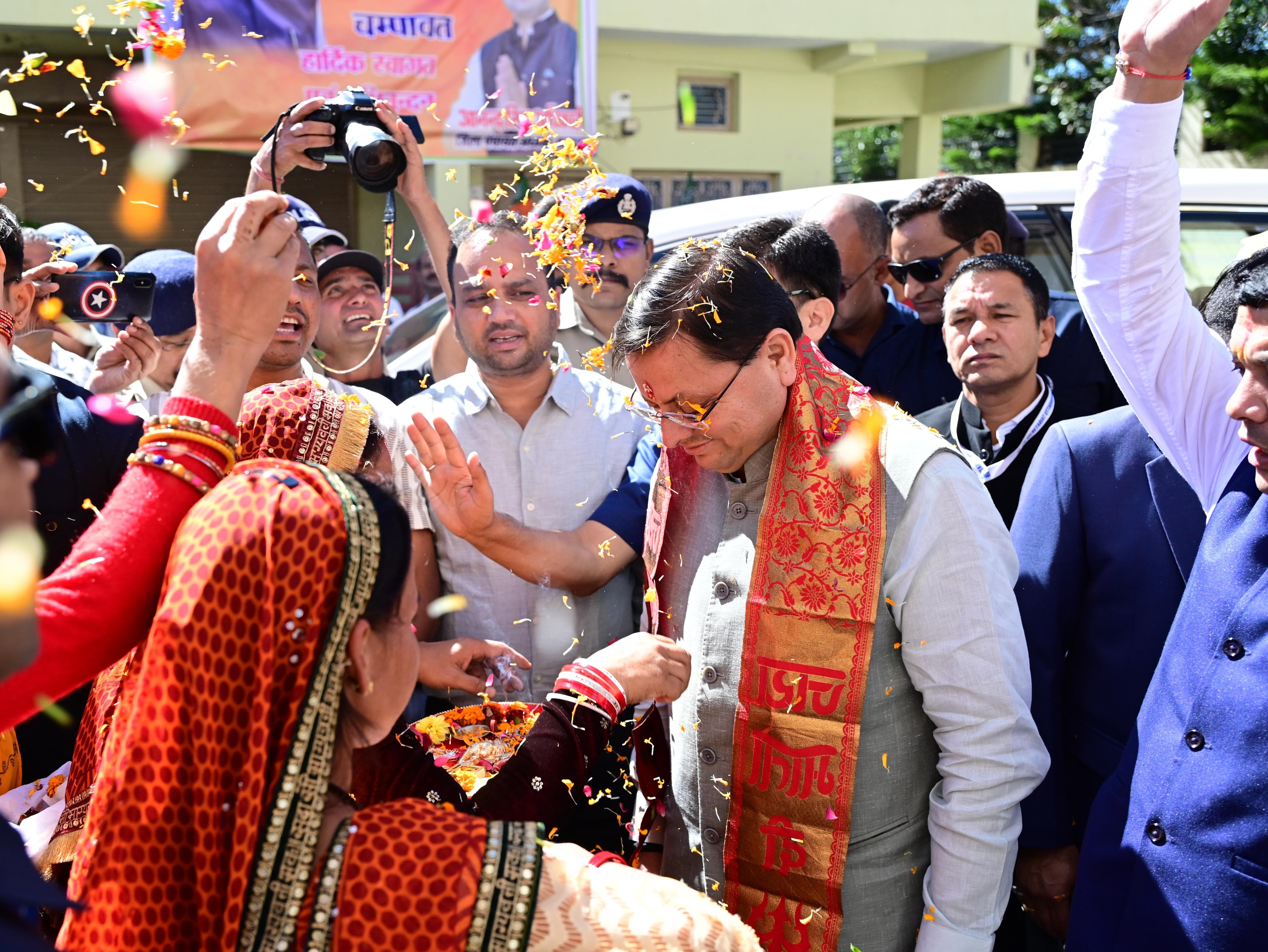 आदर्श चंपावत की परिकल्पना से आदर्श उत्तराखंड का होगा स्वप्न साकार- मुख्यमंत्री,  उत्तराखंड में किसी भी हालत में जिहादियों के मनसूबो को नहीं होने दिया जाएगा कामयाब, चंपावत में मुख्यमंत्री का लोगों ने किया ऐतिहासिक भावपूर्ण स्वागत, अपने स्वागत से अभीभूत हुए मुख्यमंत्री।