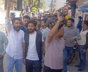 रेस्टोरेंट में युवक द्वारा रोटी पर थूकने का वीडियो वायरल, बाजार बंद कर विरोध प्रदर्शन, वीडियो के वायरल होते ही हिंदू संगठनों से जुड़े युवाओं ने बाजार में प्रदर्शन कर दुकाने बंद कराईं।