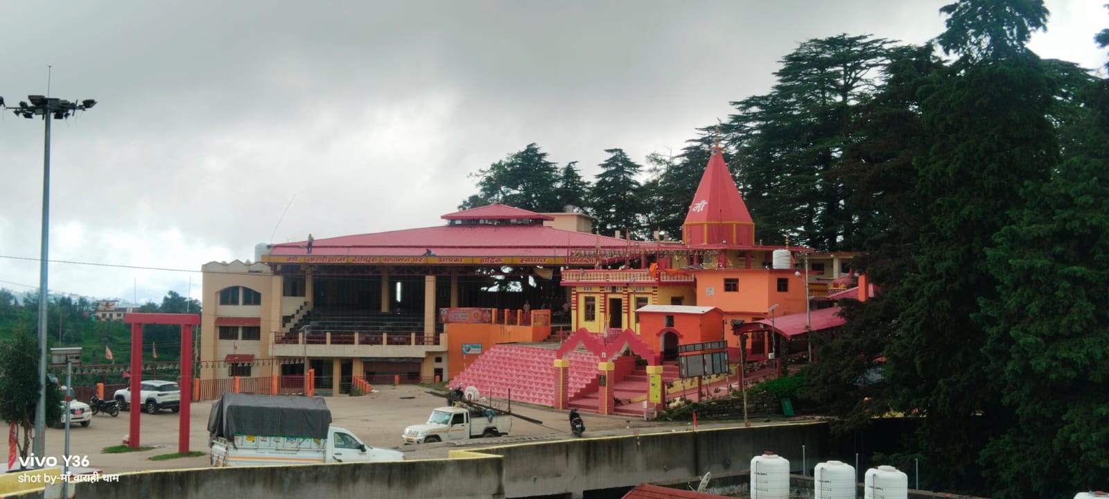 बाराही धाम में मां बज्र बाराही का ऐसा भव्य और दिव्य मंदिर बनेगा, जो उत्तर एवं दक्षिण भारत के लोगों को अपनी ओर करेगा आकर्षित - हीरा बल्लभ जोशी,  श्री बाराही मंदिर ट्रस्ट के अस्तित्व में आने के बाद परिसर में राजनैतिक गतिविधियां पर लगी रोक, पूर्ण नशा मुक्त किया गया परिसर ।