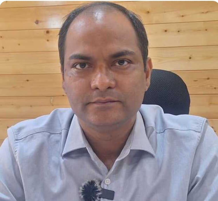 जनता का जिलाधिकारी : मनीष कुमार ने बदल दी चंपावत जिला प्रशासन की परिभाषा, राज्य स्थापना के 25 सालों में पहली बार जनता को मिला ऐसा जिलाधिकारी, जो दिन-रात लोगों के बीच, फाइलों से नहीं चेहरे की मुस्कान से नापते हैं काम का परिणाम।