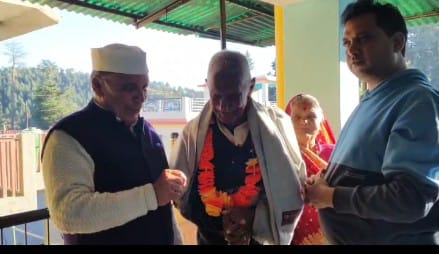 कांग्रेस कार्यकर्ताओं ने वयोवृद्ध राज्य आंदोलनकारी पद्मा दत्त पुनेठा को किया सम्मानित।