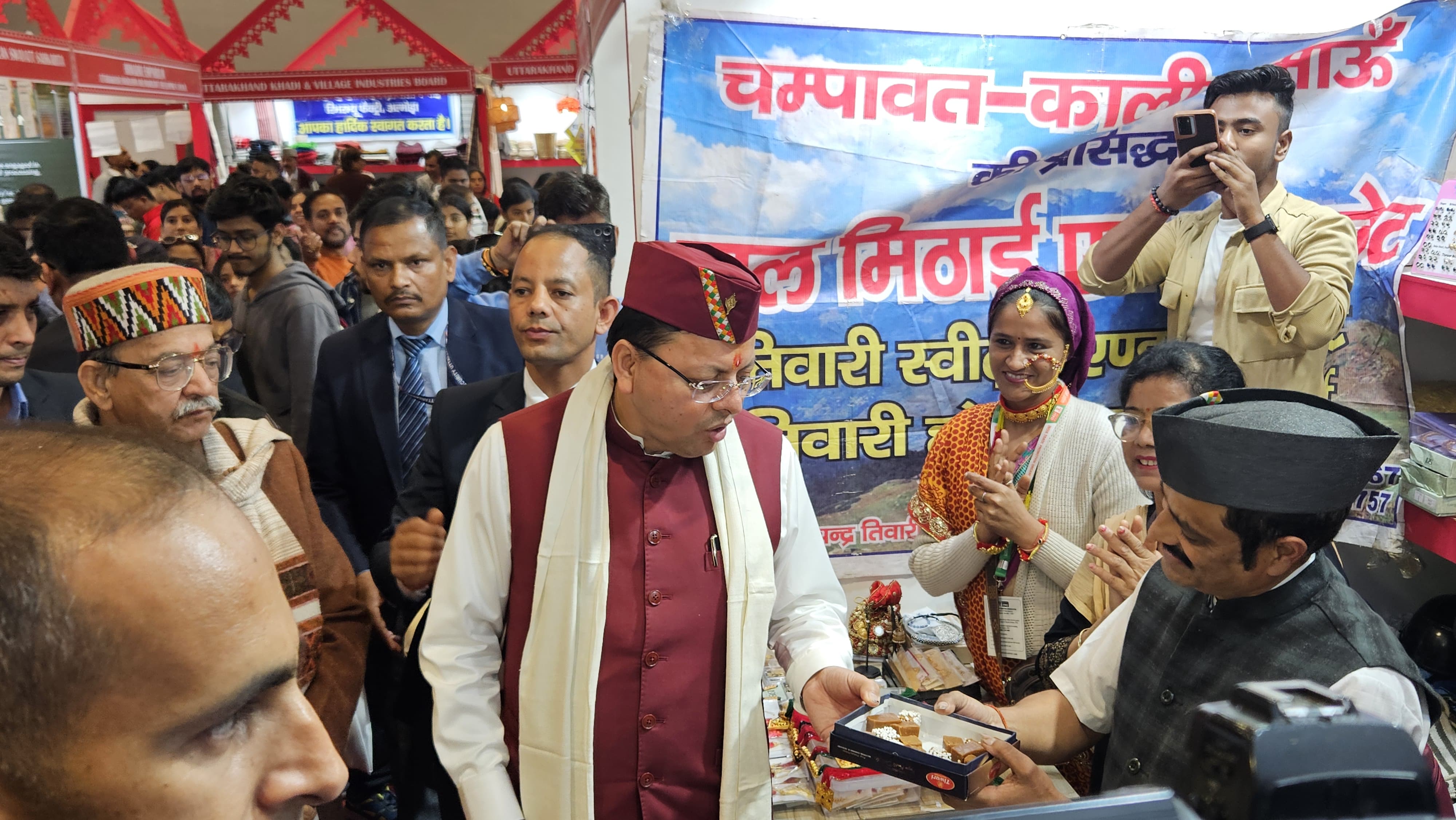 दिल्ली अंतरराष्ट्रीय व्यापार मेले में चम्पावत की बाल मिठाई का दबदबा, सीएम धामी भी हुए मुरीद, तिवारी मिष्ठान भंडार की दशकों पुरानी परंपरा और शुद्ध स्वाद ने मेले में मचाई धूम - ब्रांड की गूंज विदेशों तक।
