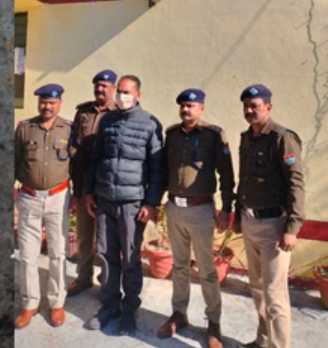 स्कूल में मिली 161 जैलेटिन ट्यूबों का राज बेनकाब; चम्पावत जिले का सड़क निर्माण ठेकेदार गिरफ्तार, ठेकेदार ने कबूला सच-2018 में सड़क निर्माण के लिए मंगाई थीं जैलेटिन ट्यूबें