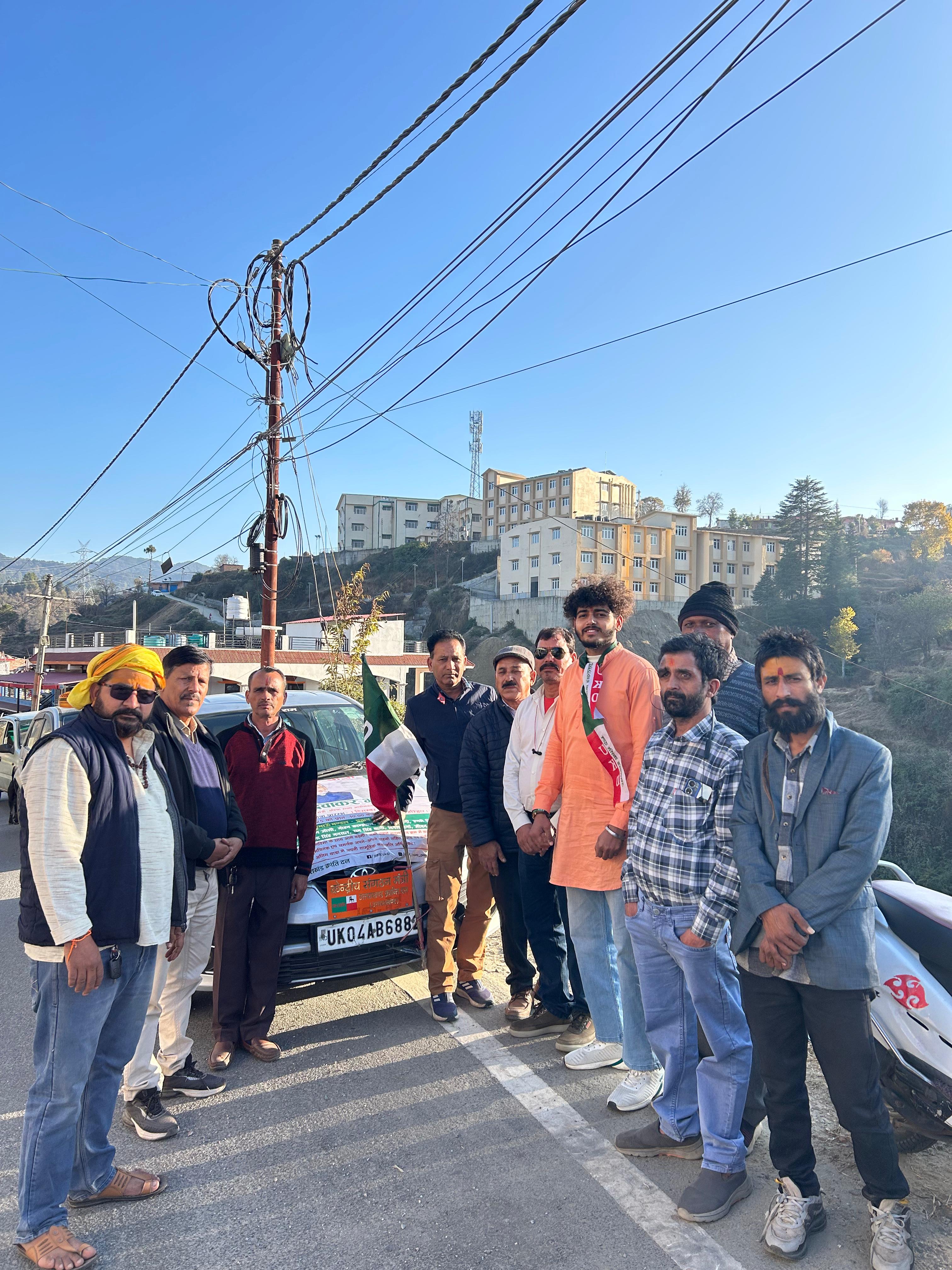 फील्ड मार्शल दिवाकर भट्ट की श्रद्धांजलि यात्रा में उमड़ रही भीड़, यूकेडी कार्यकर्ताओं ने लिया संकल्प-भट्ट के सपनों का सशक्त उत्तराखंड बनाएंगे।