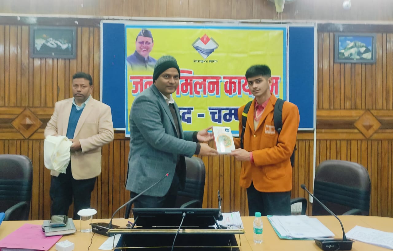 विज्ञान प्रीमियर लीग में युवराज पांडे की उल्लेखनीय उपलब्धि, जिलाधिकारी ने किया सम्मानित