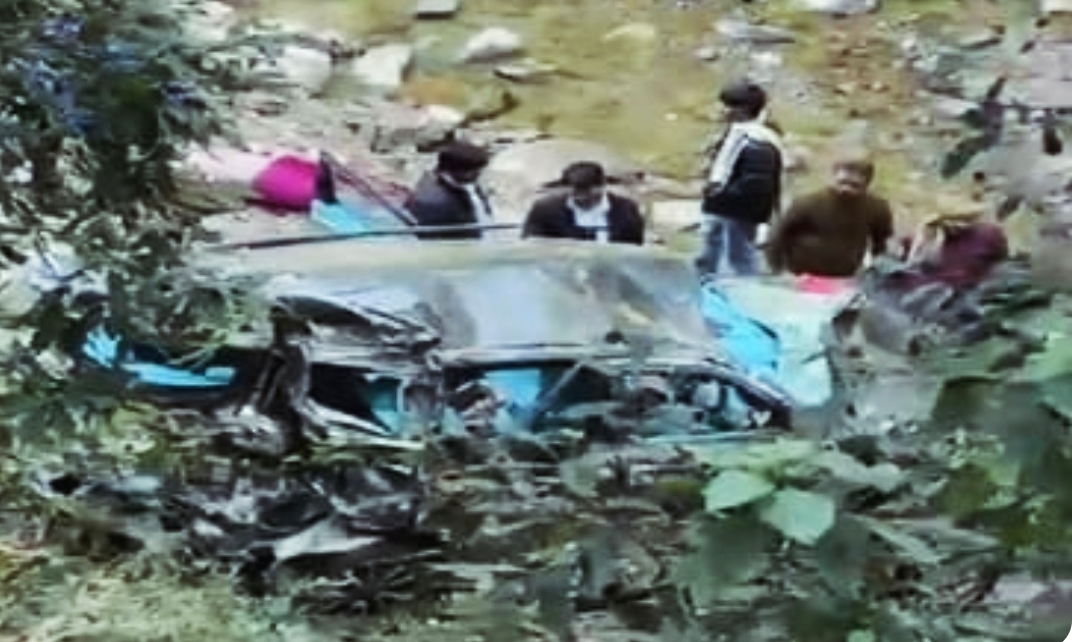 बड़ी खबर -कैंची धाम के पास सड़क हादसा, श्रद्धालुओं की स्कॉर्पियो खाई में गिरी,  तीन की मौत, पांच घायल