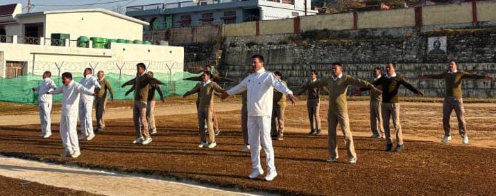 फिटनेस से फुर्ती, फुर्ती से बेहतर ड्यूटी, फिट उत्तराखंड अभियान के तहत पुलिस लाइन चम्पावत में साप्ताहिक पीटी परेड व योग अभ्यास।