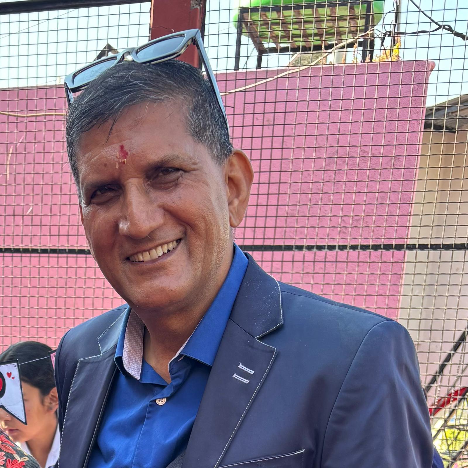 पलायन के दौर में पहाड़ों के लिए उम्मीद की मिसाल बने श्री राज भट्ट जो प्रतिवर्ष दो माह अपने लोगों के बीच, अपनी भाषा व पहाड़ी भोजन पर जीते हैं,  इंग्लैंड की ईलारा कंपनी के सीईओ होकर भी हर वर्ष माटी का तिलक लगाने गांव लौटते हैं, समाजसेवा में खर्च करते हैं 10 करोड़ से अधिक रुपए प्रतिवर्ष।