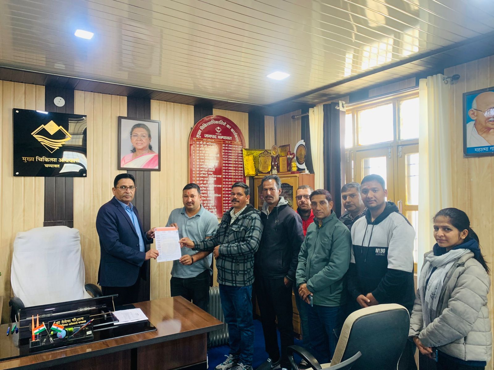एनएचएम के आउटसोर्स कर्मचारियों को दो माह से वेतन नहीं, संगठन ने सीएमओ को सौंपा ज्ञापन