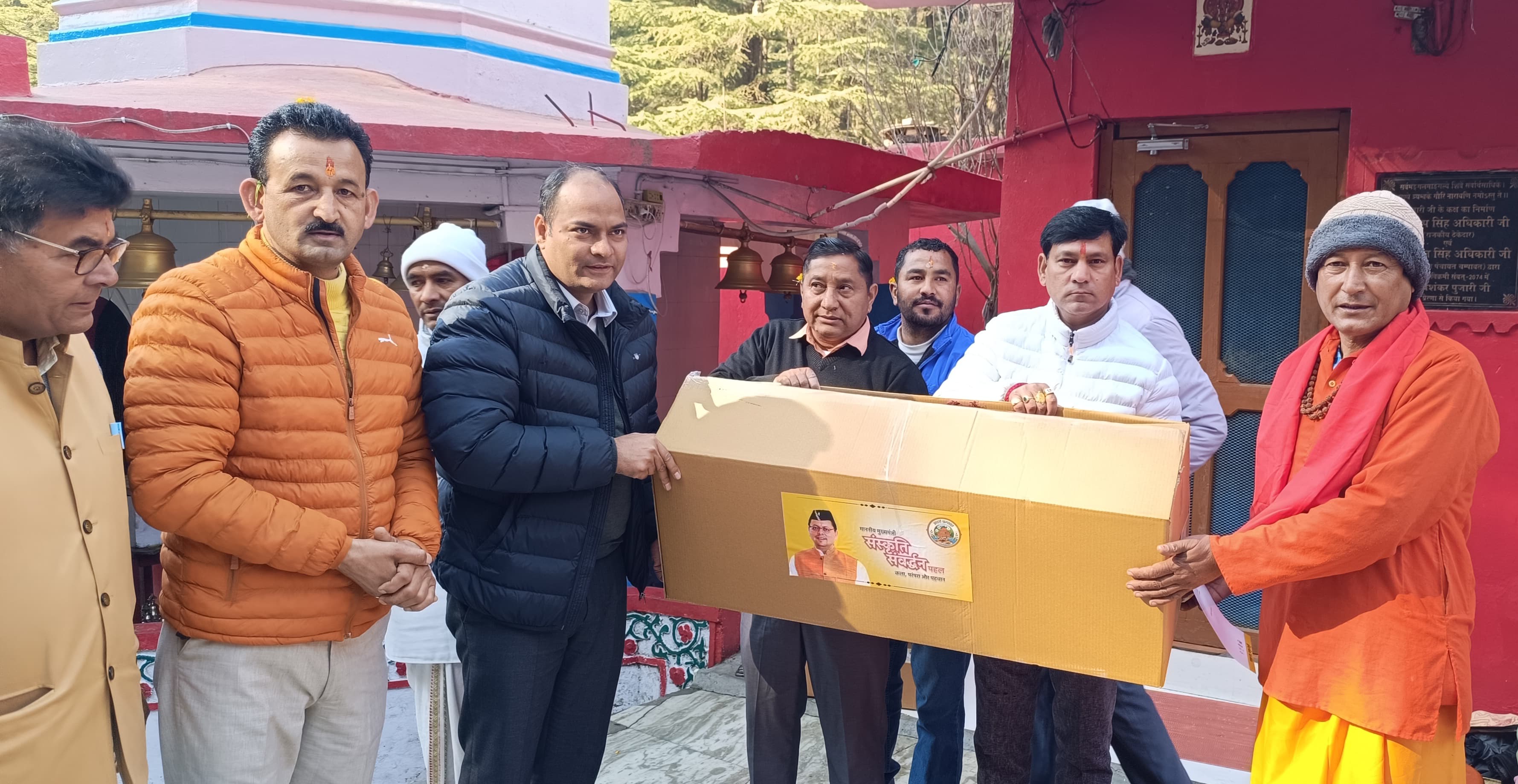 देवभूमि की देवत्व परंपरा को सशक्त करने की पहल: मुख्यमंत्री पुष्कर सिंह धामी की ओर से मंदिरों को भजन-पूजन सामग्री किट की गई भेंट।