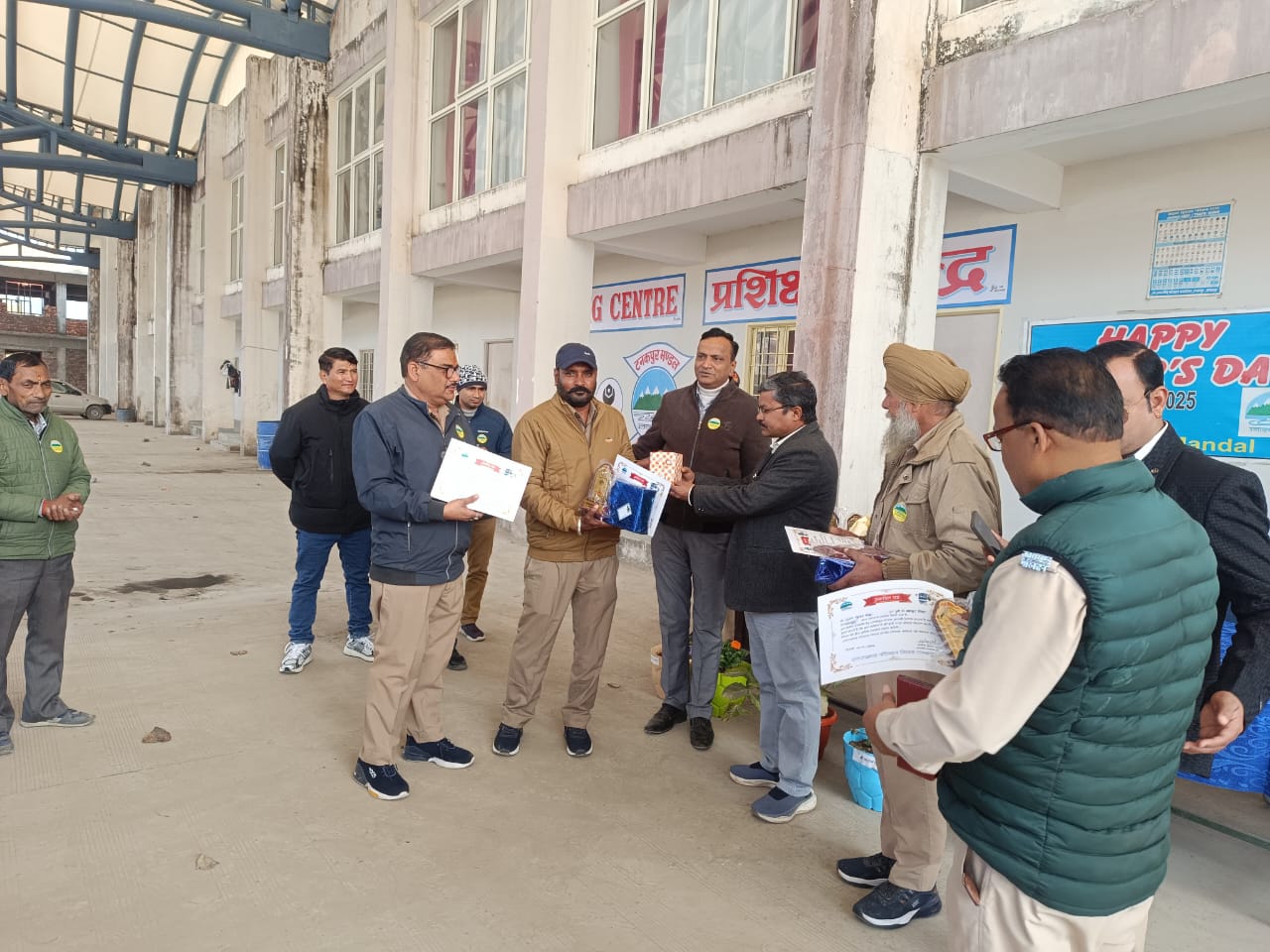 सड़क सुरक्षा माह के अंतर्गत ड्राइवर्स डे पर 10 श्रेष्ठ चालकों का सम्मान