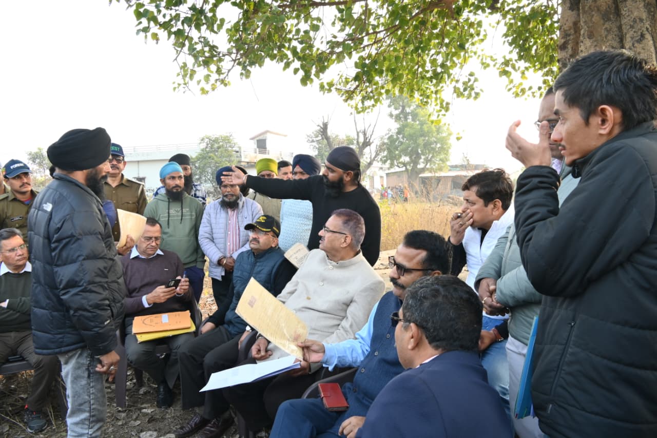 हल्द्वानी में सैनिकों के बच्चों के लिए 150 कक्षों के प्रस्तावित आधुनिक छात्रावास निर्माण की चयनित भूमि का निरीक्षण करते सैनिक कल्याण मंत्री गणेश जोशी