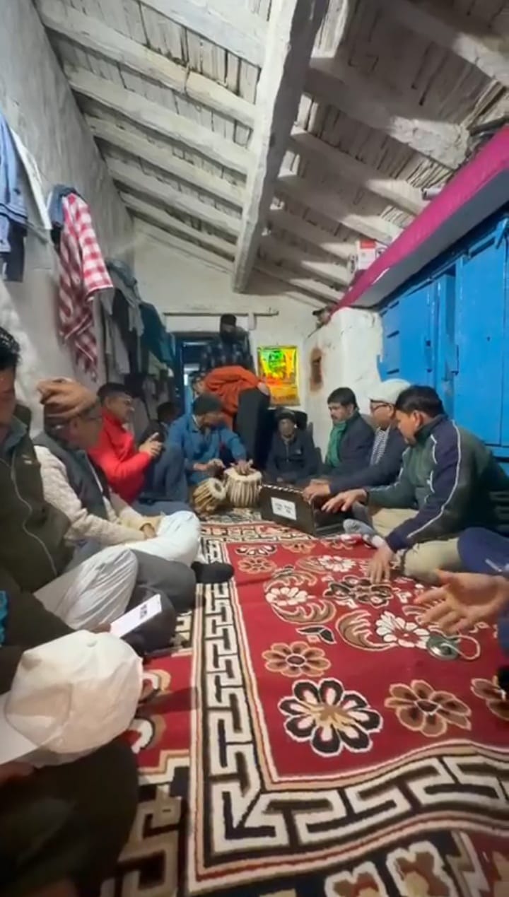 खरिक गांव में सजी शास्त्रीय होली की रंगारंग महफ़िल, रागों की स्वर लहरियों में झूमा जनमानस