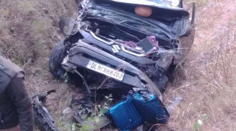अल्मोड़ा में दर्दनाक सड़क हादसा, गहरी खाई में गिरी कार - तीन की मौत, कई घायल।