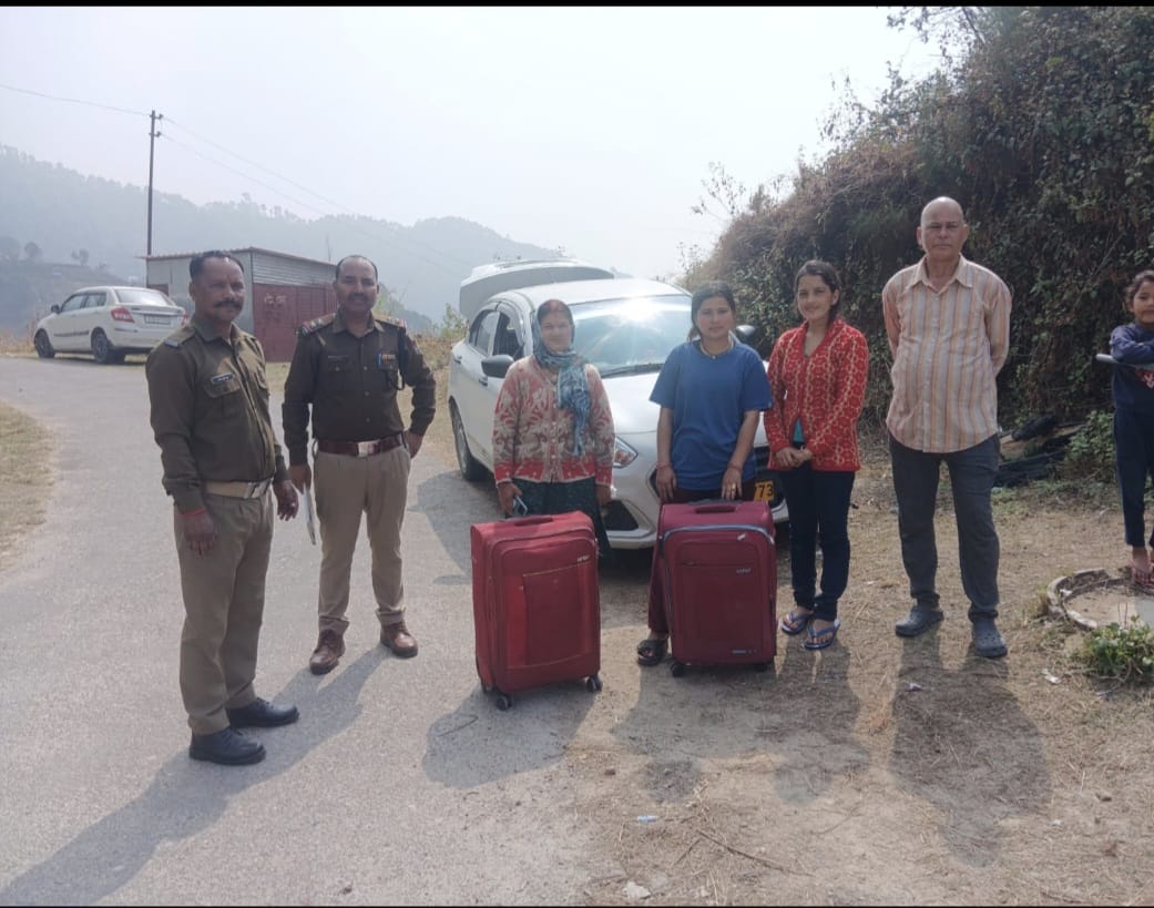 सूटकेस बदलने से खोए आभूषण पुलिस ने किए बरामद, महिला को सौंपा सामान।