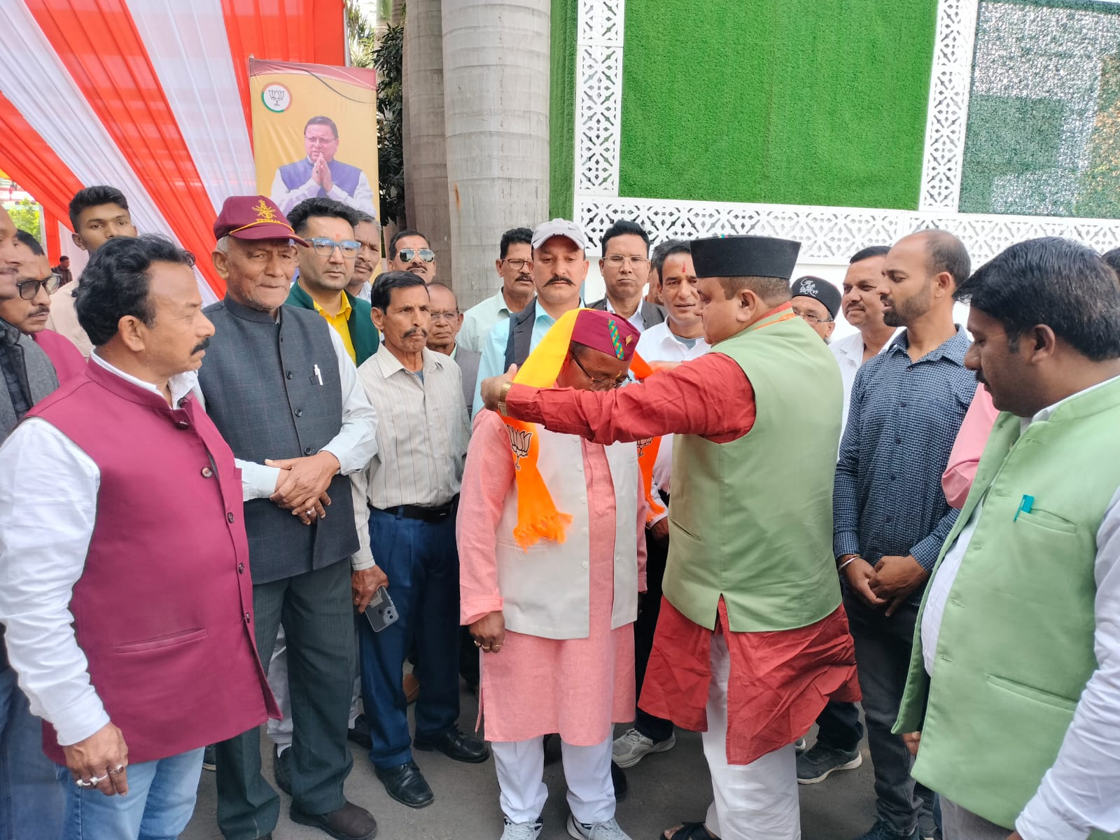 गंगोलीहाट में कांग्रेस से जुड़े कई सामाजिक कार्यकर्ताओं ने थामा भाजपा का दामन।