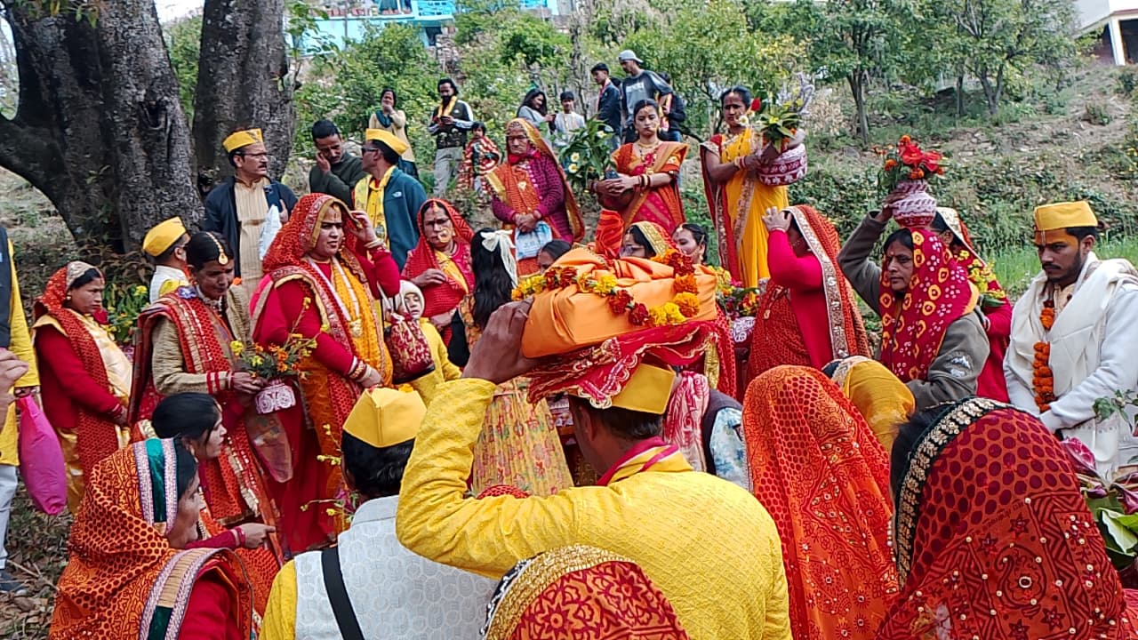 कुंजनपुर गंगोलीहाट में विशाल कलश यात्रा के साथ शुरू हुआ श्रीमद्भागवत कथा ज्ञान महायज्ञ।