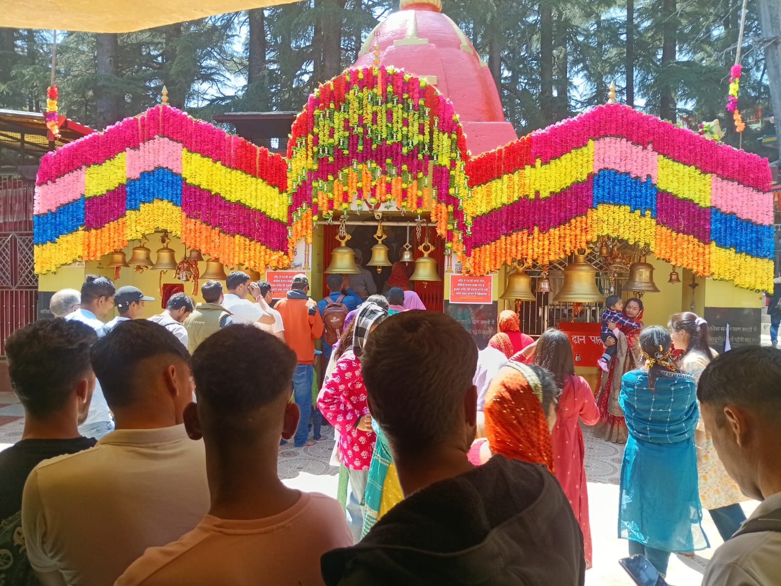महाष्टमी पर मां हाट कालिका के दरबार में उमड़ा आस्था का सैलाब, जयकारों से गूंजी गंगोलीहाट की घाटी।