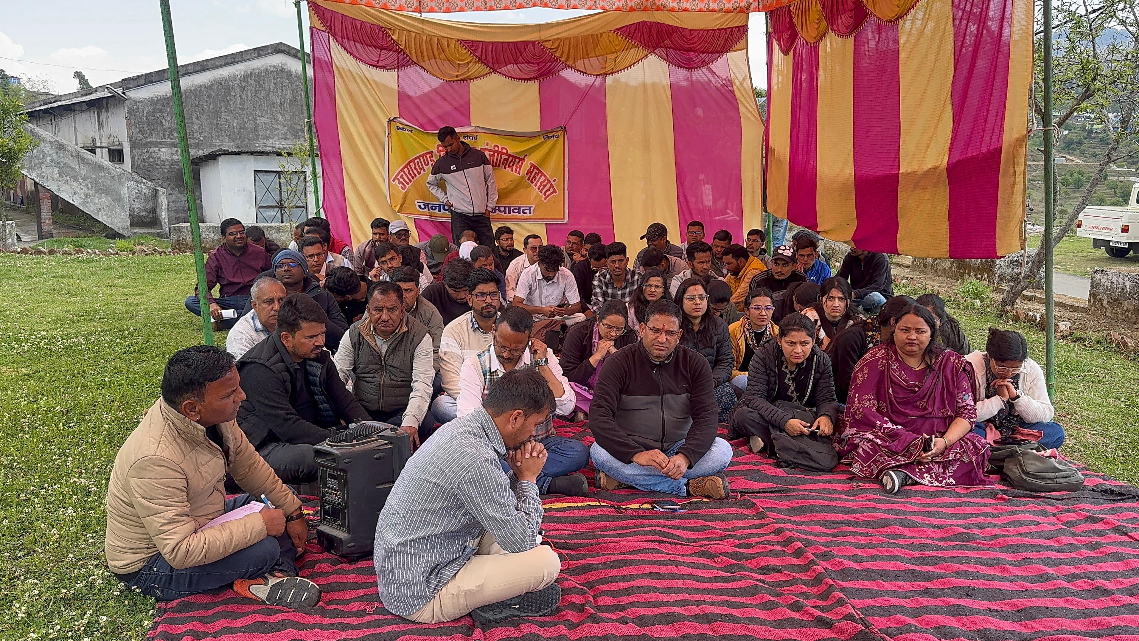 27 सूत्रीय मांगों पर अड़े डिप्लोमा इंजीनियर, 15 दिन से जारी धरना तकनीकी विभागों का काम ठप, सरकार से वार्ता न होने पर बढ़ा आक्रोश, जनप्रतिनिधियों से हस्तक्षेप की मांग।