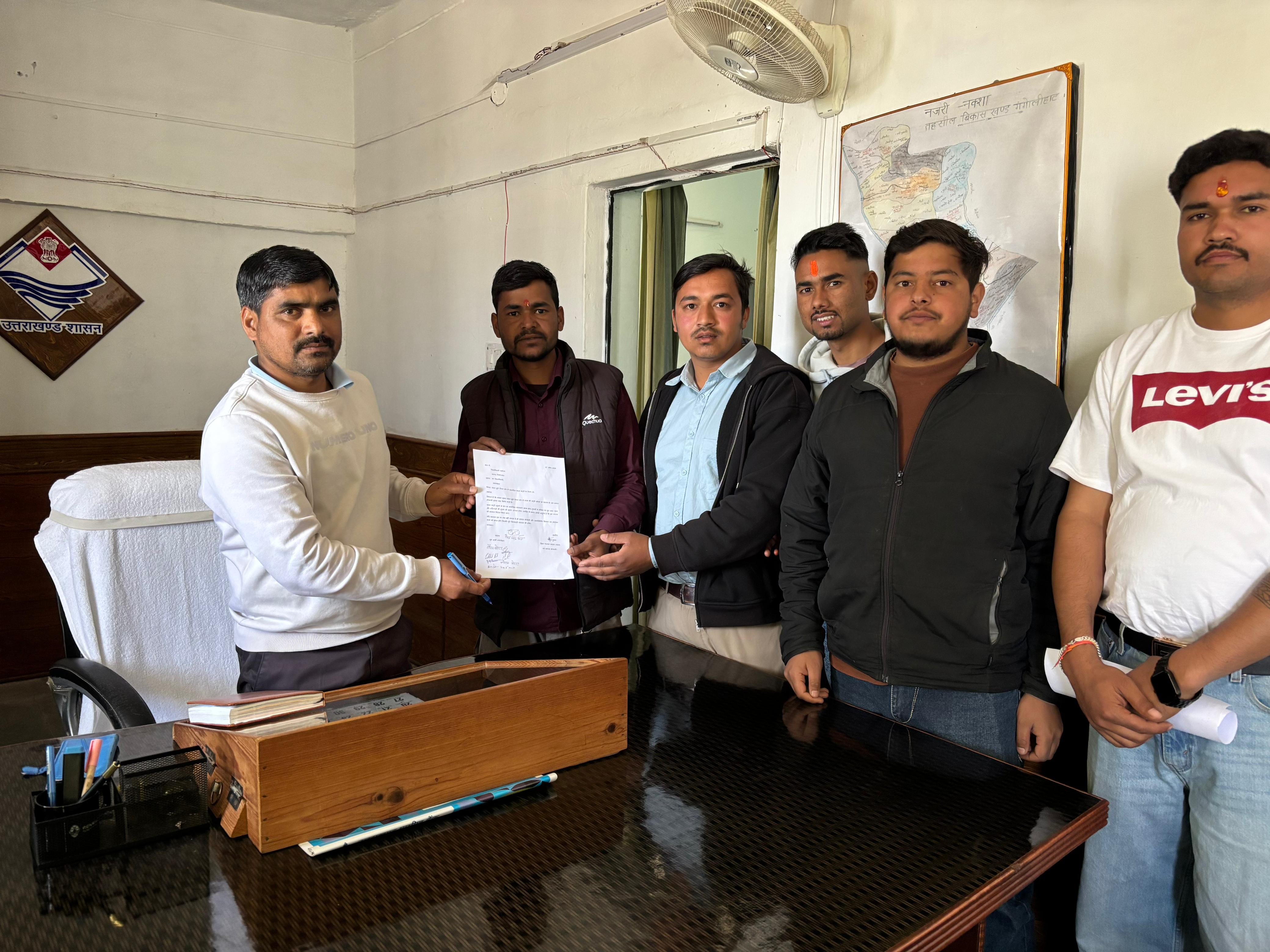 गंगोलीहाट: शराब भट्टी के खिलाफ यूथ आर्मी का प्रदर्शन, SDM को सौंपा ज्ञापन।