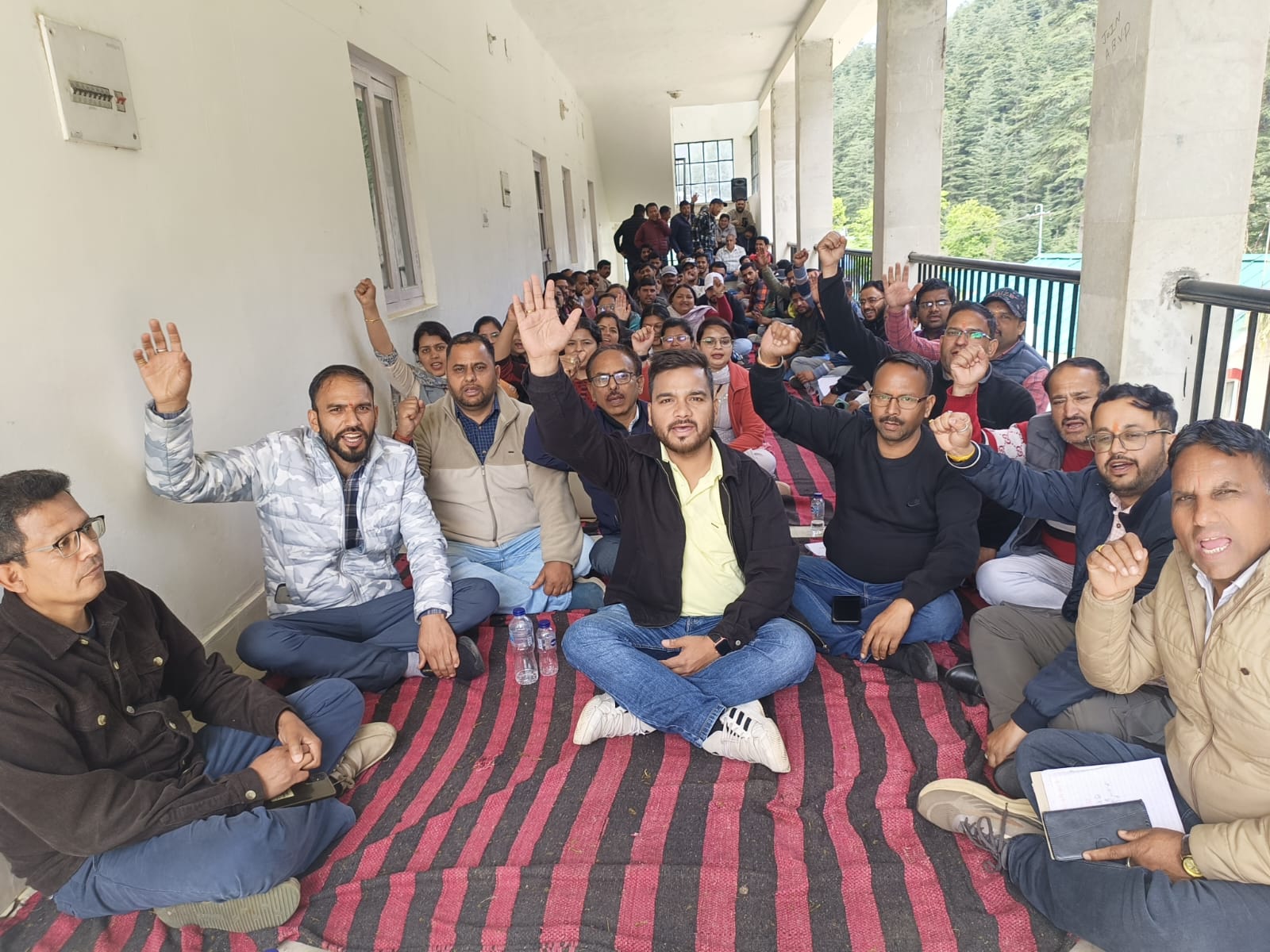 चंपावत में डिप्लोमा इंजीनियरों का उग्र आंदोलन, 23 मार्च से जारी हड़ताल ने ठप किए कई विभाग, 27 सूत्रीय मांगों पर अड़े इंजीनियर, सरकार की अनदेखी से बढ़ा आक्रोश अन्य विभागों के जुड़ने के संकेत।