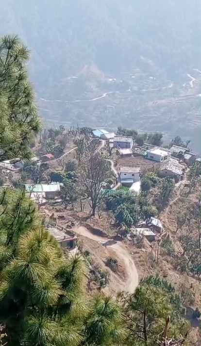 मॉडल जिले की हकीकत तीन दर्जा राज्यमंत्री, सीएम की विधानसभा चमकी, लोहाघाट 4 किमी सड़क को तरसा, दो साल से फाइलों में अटकी सीएम घोषणा, 40 हजार लोग प्रभावित ग्रामीणों में आक्रोश, चुनाव बहिष्कार की चेतावनी।