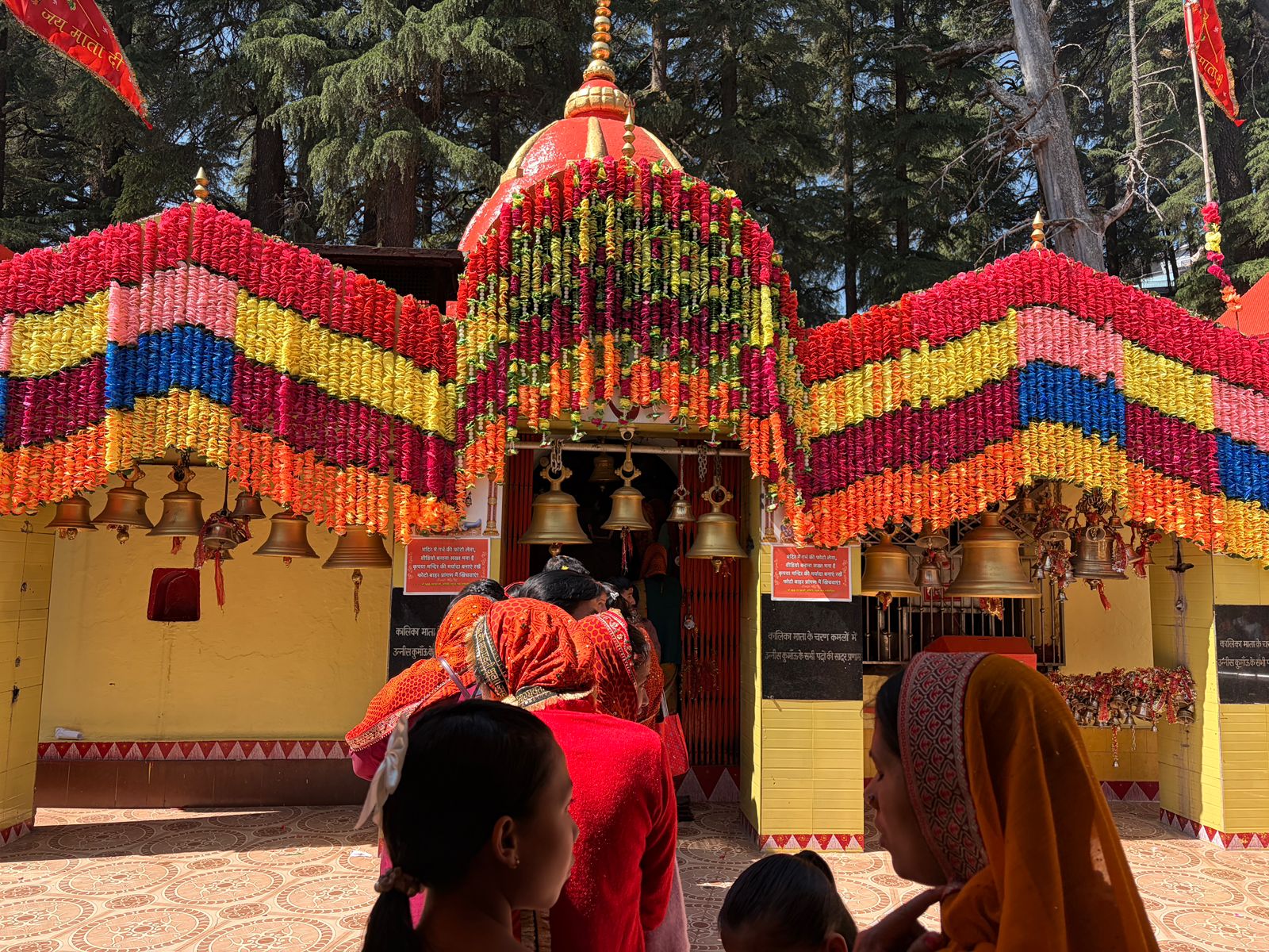 गंगोलीहाट में मकर संक्रांति पर उमड़ा आस्था का सागर, माँ हाट कालिका के दरबार में भक्तों की भारी भीड़।