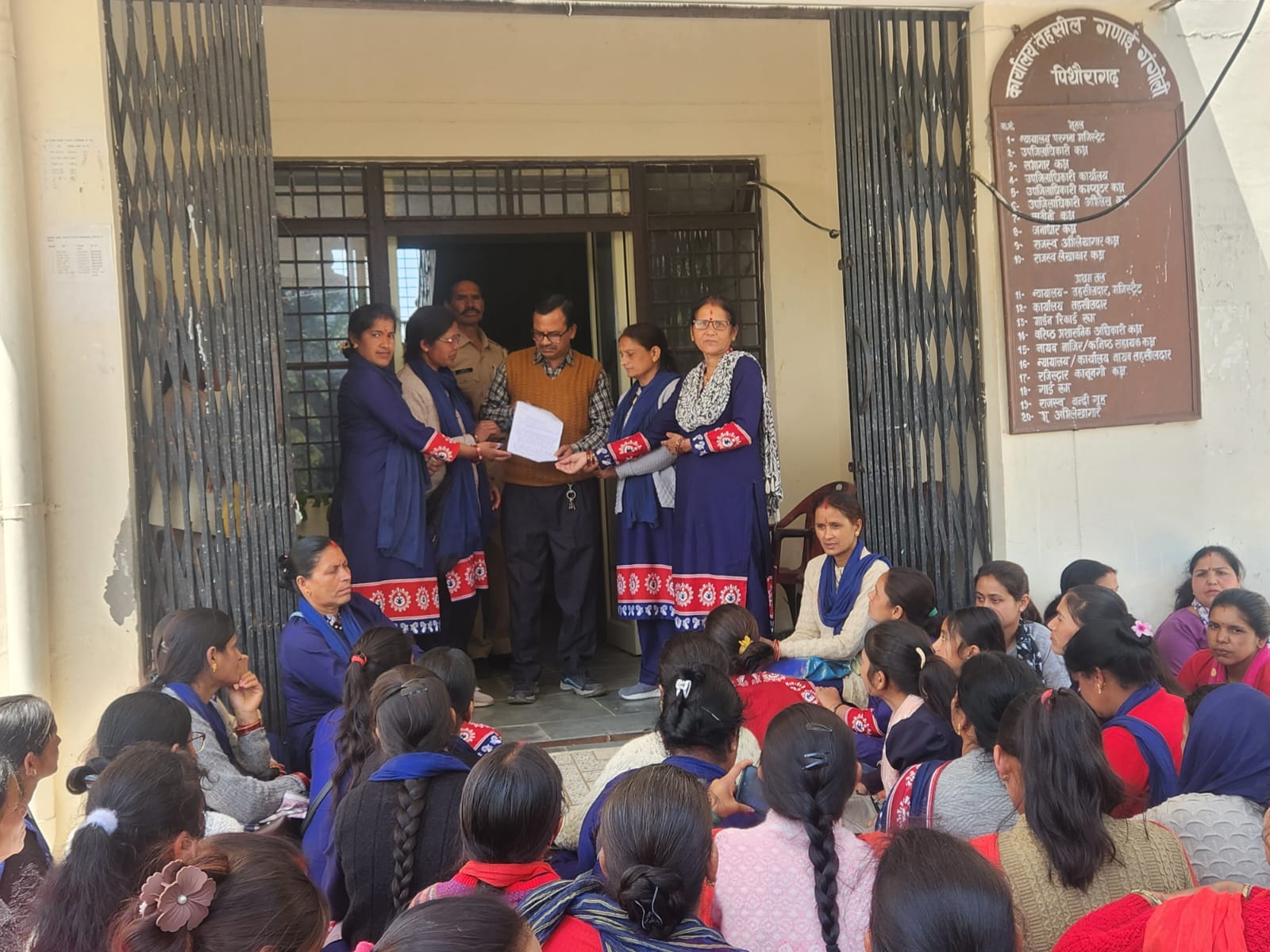 गणाई गंगोली में आंगनबाड़ी कार्यकर्ताओं का प्रदर्शन, सम्मानजनक मानदेय की मांग को लेकर धरना।
