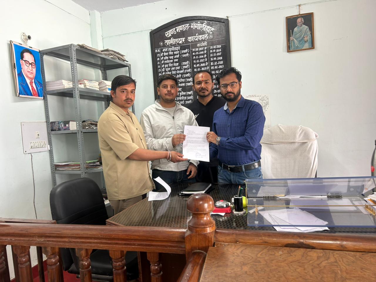 गंगोलीहाट में महाविद्यालय मार्ग का निर्माण कार्य रुकने से छात्रों में भारी आक्रोश, उपजिलाधिकारी को सौंपा ज्ञापन।