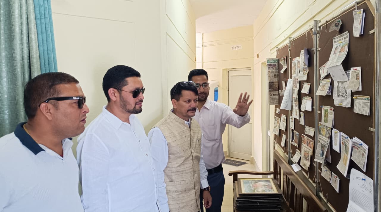 सूचना तंत्र को सुदृढ़ बनाने पर जोर, मीडिया सलाहकार समिति के उपाध्यक्ष ध्रुव रौतेला ने किया जिला सूचना कार्यालय का निरीक्षण,  उत्तराखंड सरकार की मीडिया सलाहकार समिति के उपाध्यक्ष श्री ध्रुव रौतेला ने सोमवार को जिला सूचना कार्यालय चम्पावत का निरीक्षण किया।