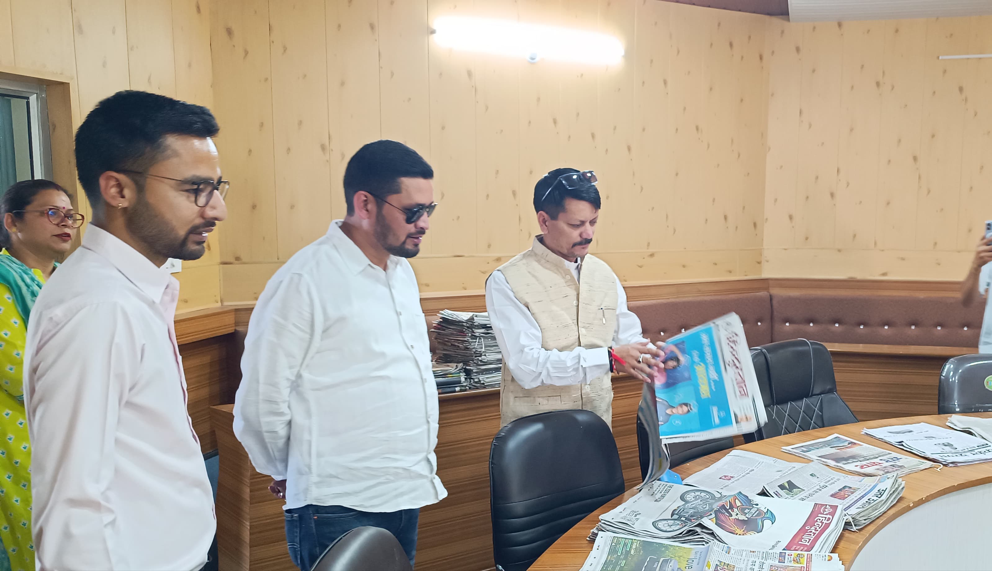 चम्पावत में सूचना तंत्र मजबूत करने पर जोर, ध्रुव रौतेला ने जिला सूचना कार्यालय का किया निरीक्षण,  पत्रकारों को बताया लोकतंत्र का चौथा स्तंभ, जनकल्याणकारी योजनाओं के प्रभावी प्रचार-प्रसार के दिए निर्देश।