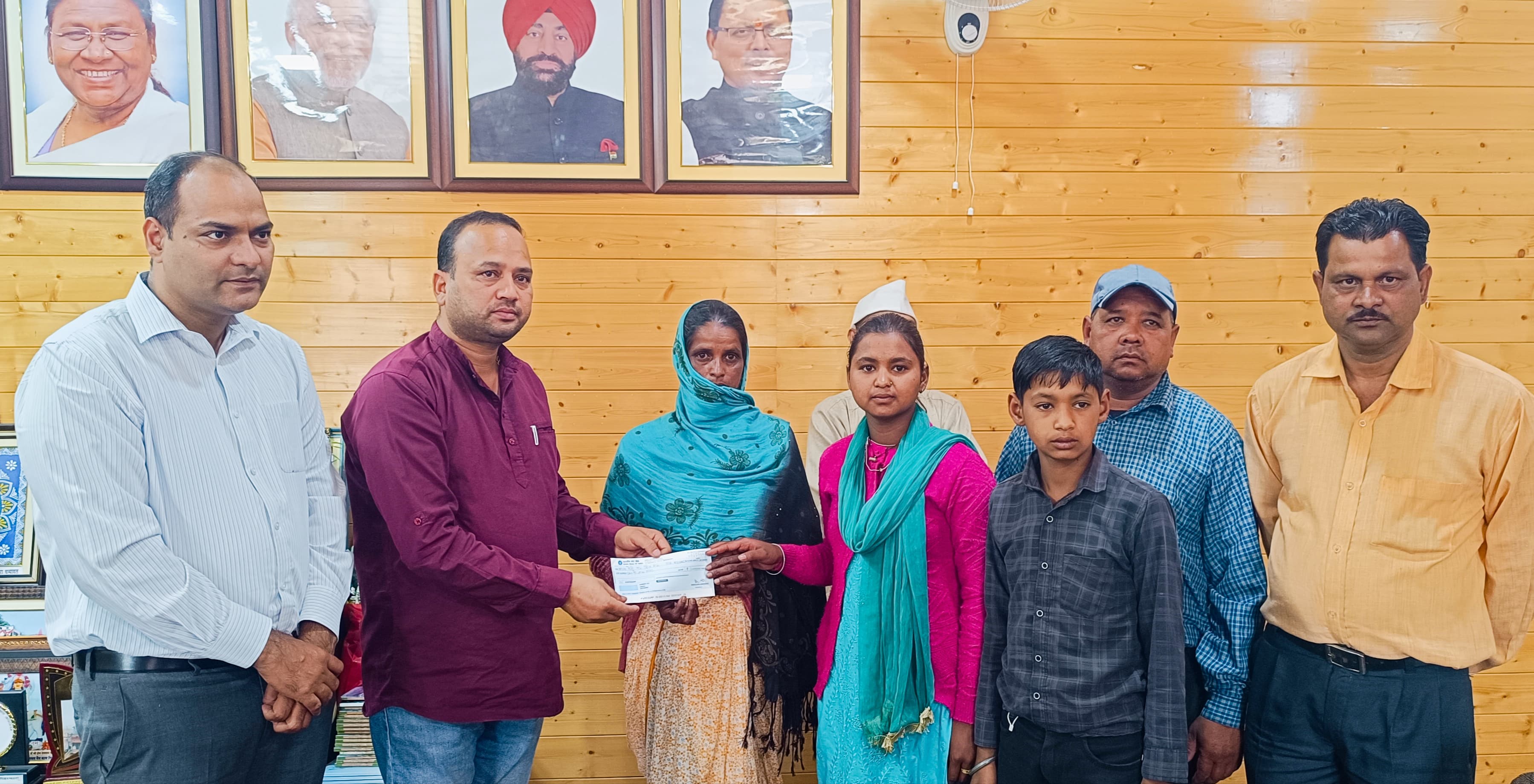 दिगालीचौड़ हादसे के पीड़ित परिवार को मिली राहत-डीएम कार्यालय में सौंपा गया 2 लाख का चेक, सड़क दुर्घटना में मृत शिवराम के परिवार को पहली बार योजना का लाभ, जिलाधिकारी की संवेदनशील पहल से बंधी उम्मीद