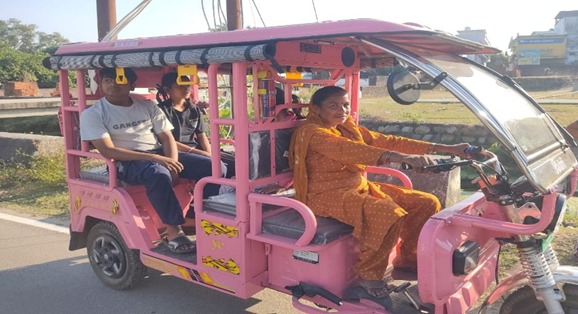 मजबूत इरादों ने थामी स्टेयरिंग, अब खुद अपनी राह बना रही हैं चम्पावत की महिलाएँ, सिर्फ सफर नहीं, सम्मान की सवारी-पिंक ई-रिक्शा बनी सशक्तिकरण की पहचान।