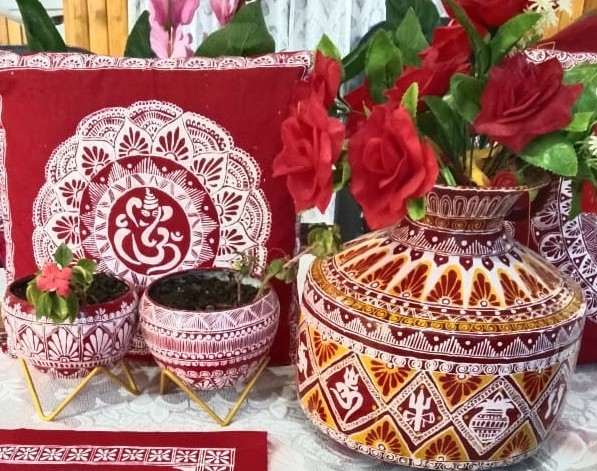 मीना ने हाथों की कला को बनाया कमाई का जरिया, ऐपण कला से आत्मनिर्भरता की मिसाल बनीं मीना राय।