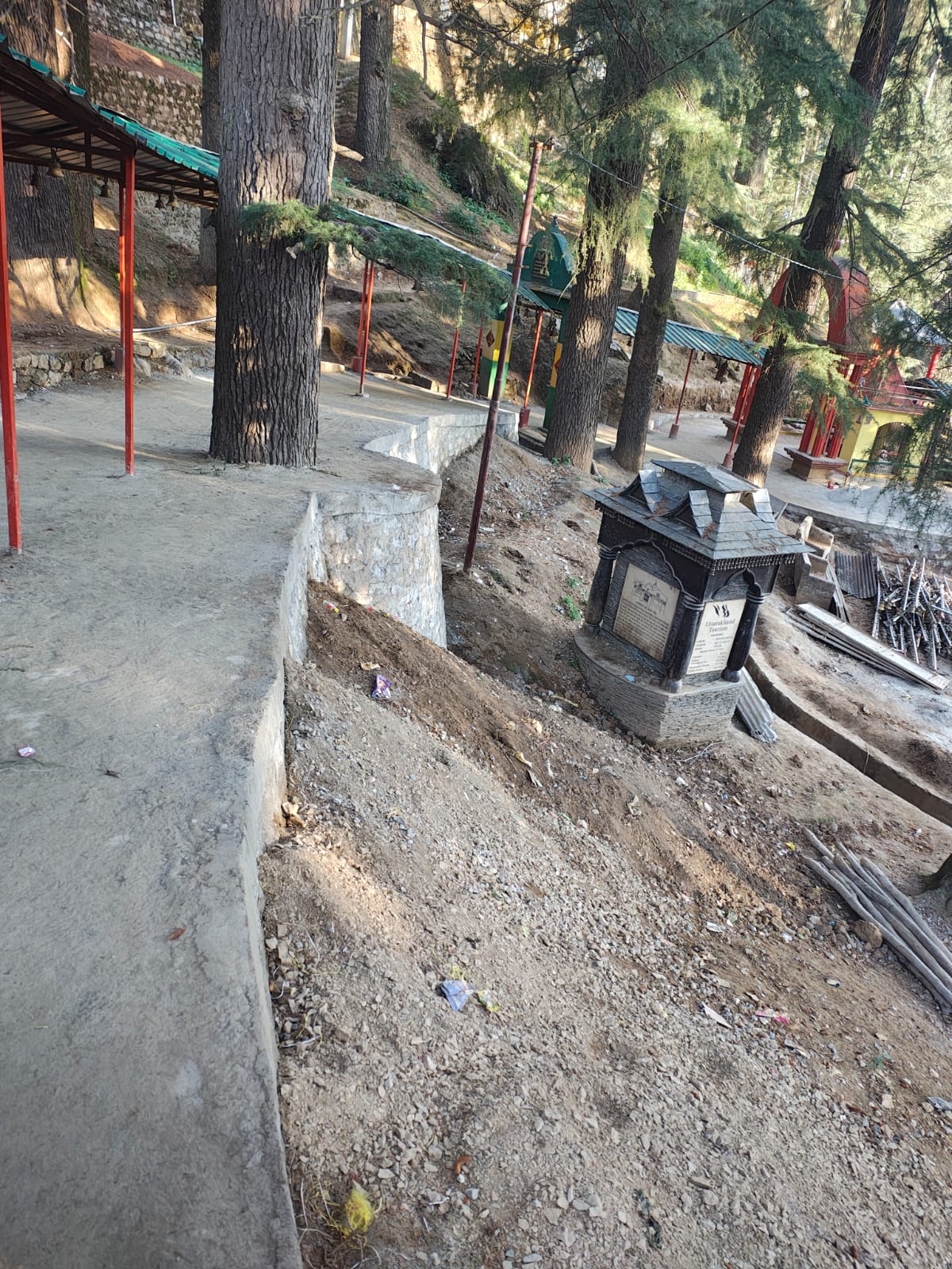 होली से थमा मानस खंड मंदिर माला मिशन का कार्य, हाट कालिका मंदिर सौंदर्यीकरण अधर में।