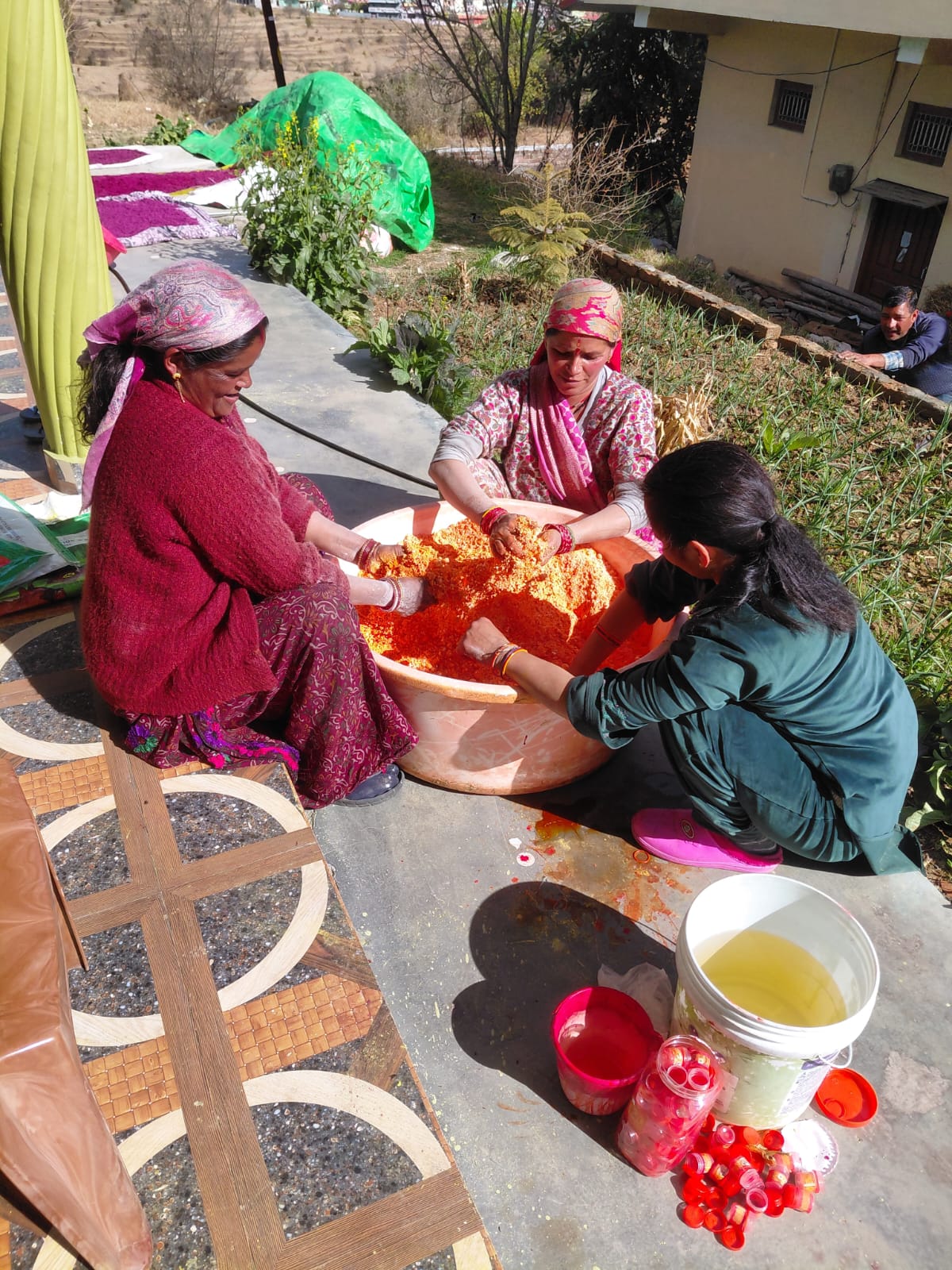 गौ-पालन से गृह-उद्योग तक का शानदार सफर: डंडाबिष्ट की महिलाओं ने स्वरोजगार से लिखी आत्मनिर्भरता की नई इबारत।