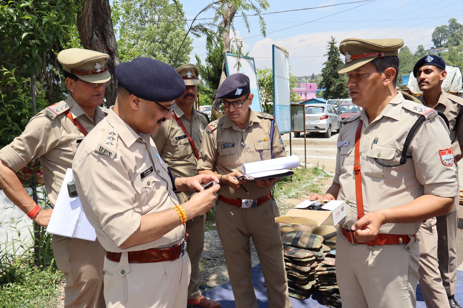हर फरियादी से मधुर व्यवहार करें सीओ का सख्त संदेश, चंपावत कोतवाली निरीक्षण में दिखी नई सोच, स्वच्छता, अनुशासन और संवेदनशील पुलिसिंग पर जोर; नशा व साइबर अपराध पर जनजागरूकता बढ़ाने के निर्देश।