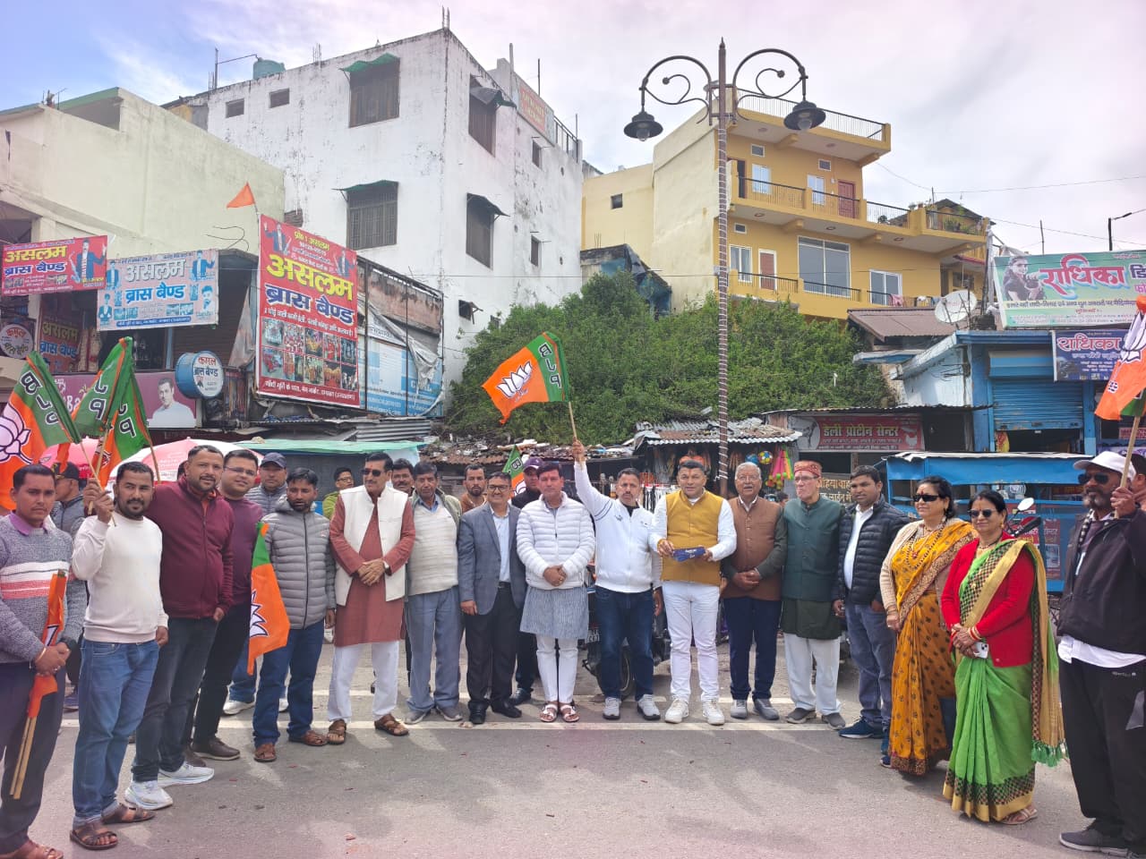 पश्चिम बंगाल, असल एवं पांडिचेरी में मिली अभूतपूर्व सफलता पर भाजपाइयों का जोरदार जश्न, लड़ियाघाटी भी पटाखों की घमाकों से गूंज उठी।