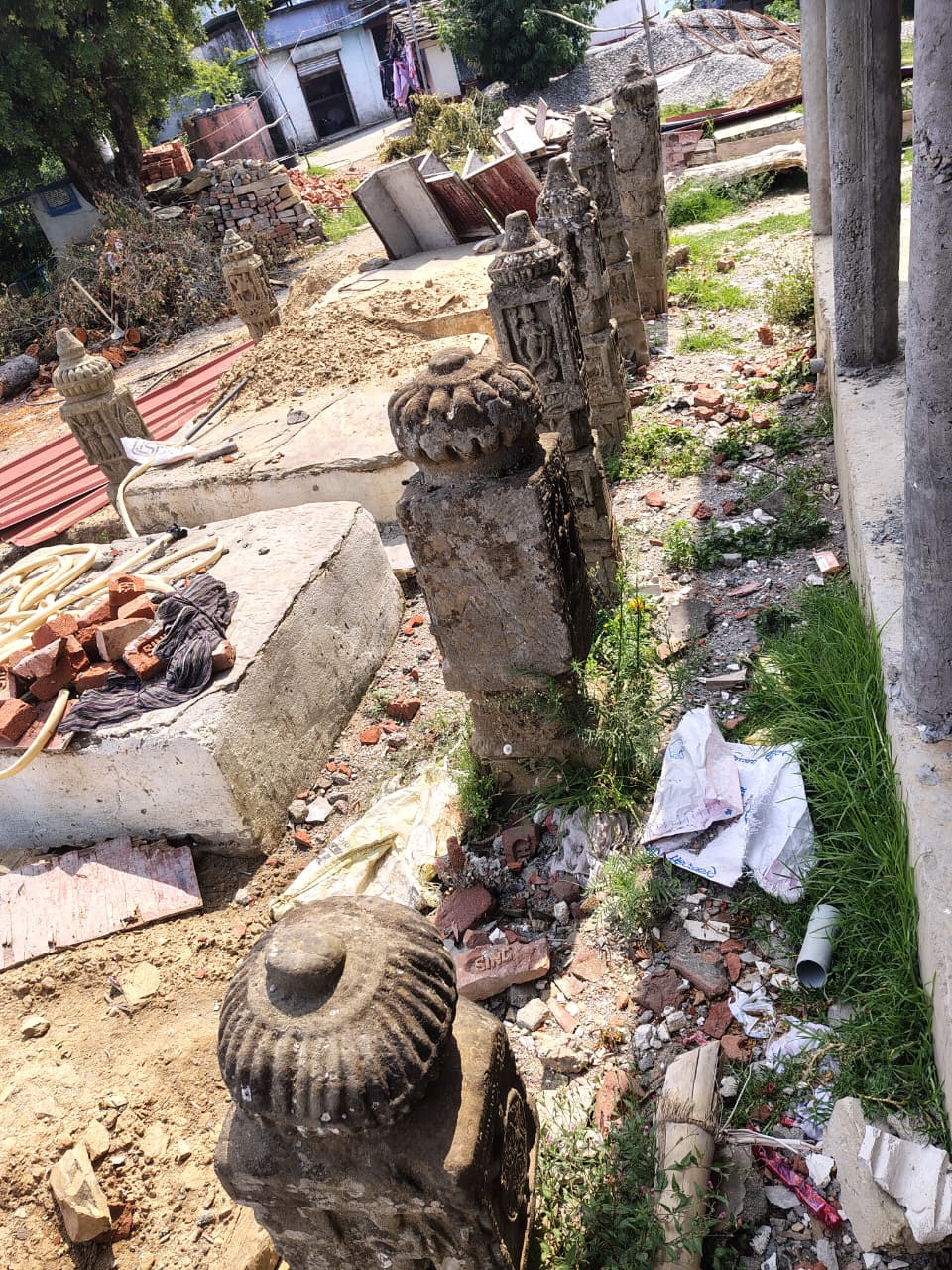 रेगड़ू महादेव मंदिर के वीर खंभ बयां करते हैं पूर्वजों की वीरता और गौरवशाली इतिहास, कत्यूरी और चंद शासनकाल की शौर्य गाथाओं के साक्षी बने हैं सदियों पुराने प्रस्तर स्तंभ।