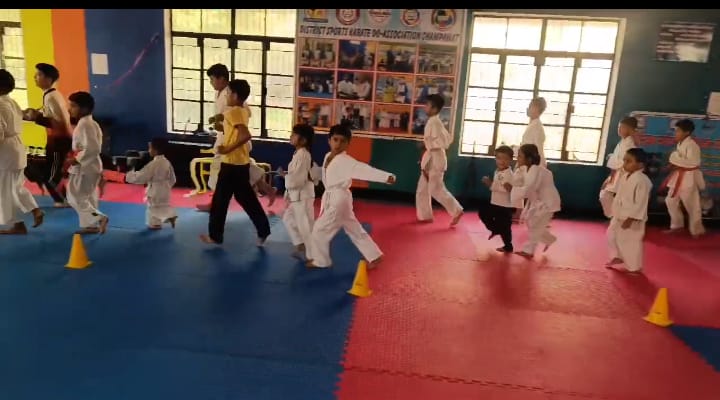 राष्ट्रीय कराटे चैंपियनशिप में चमकेगा चम्पावत का दम, जिले के 10 खिलाड़ियों का उत्तराखंड टीम में चयन, युवा भवन लोहाघाट में जोरों पर तैयारियां, डीएम मनीष कुमार ने खिलाड़ियों को दी शुभकामनाएं।