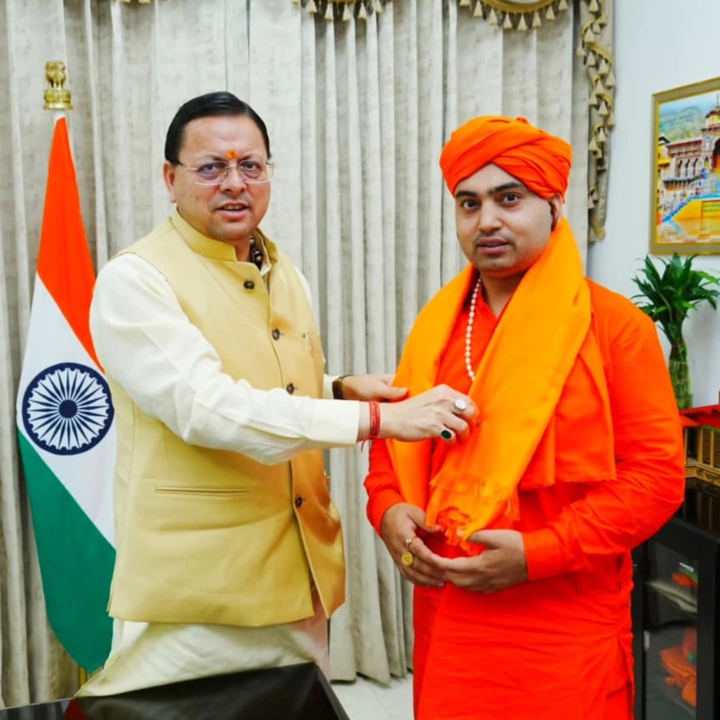 मुख्यमंत्री धामी से मिले गुरु गोरखनाथ धाम के महंत योगी रामनाथ, मंदिर विकास कार्यों पर हुई चर्चा।