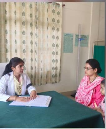 आयुर्वेदिक चिकित्सकों का फूटा गुस्सा, काला फीता बांध सरकार के खिलाफ खोला मोर्चा, लंबित मांगों के निस्तारण की उठाई आवाज, चेतावनी-मांगे पूरी नहीं हुईं तो होगा अनिश्चितकालीन धरना।