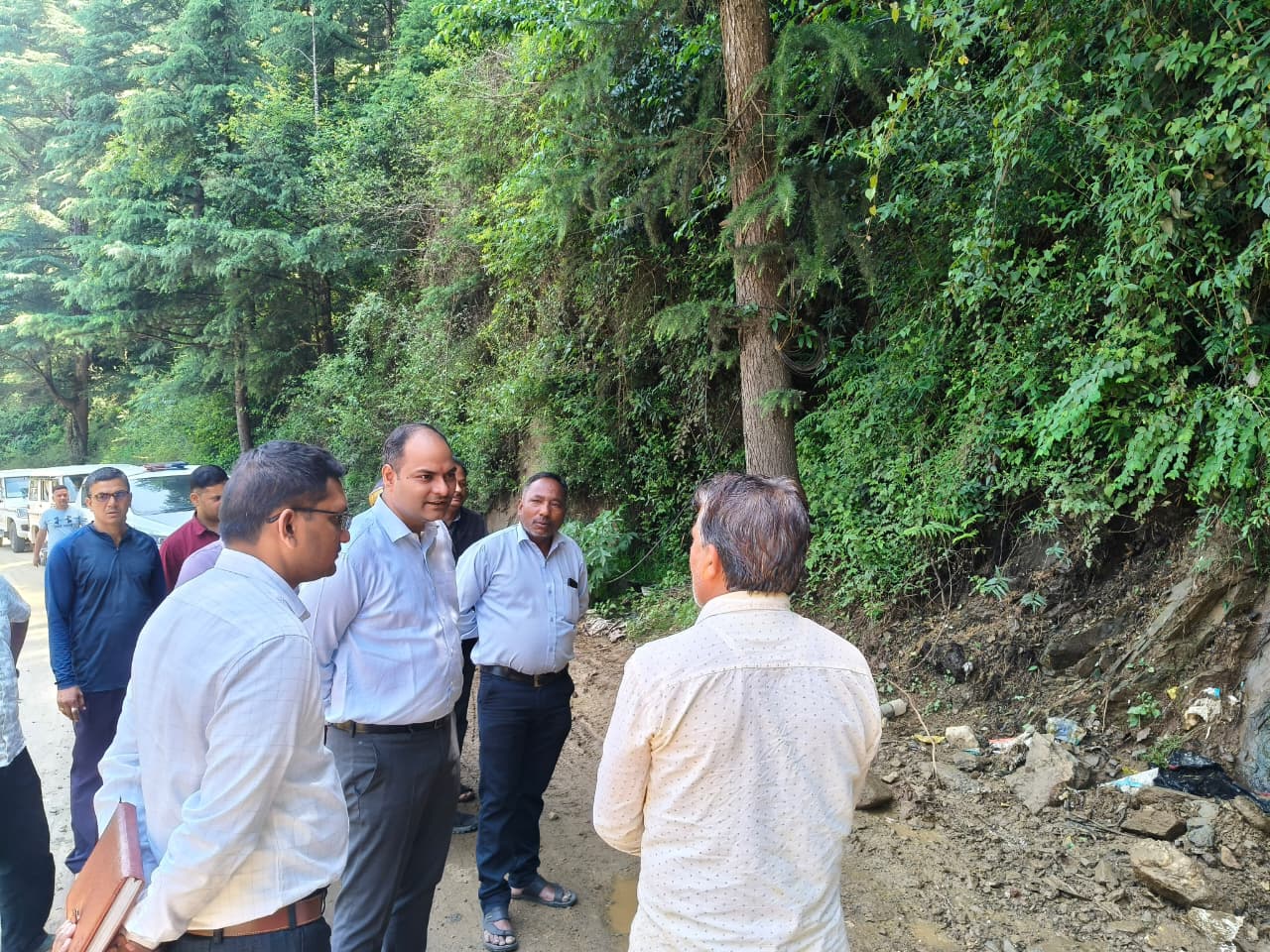 जब डीएम बने जनता के अपने अधिकारी: चंपावत में मनीष कुमार की कार्यशैली बनी मिसाल, न सुरक्षा का दिखावा, न पद का अहंकार; जनसेवा को मिशन बनाकर रोज 15 घंटे जनता के बीच काम कर रहे हैं जिलाधिकारी।