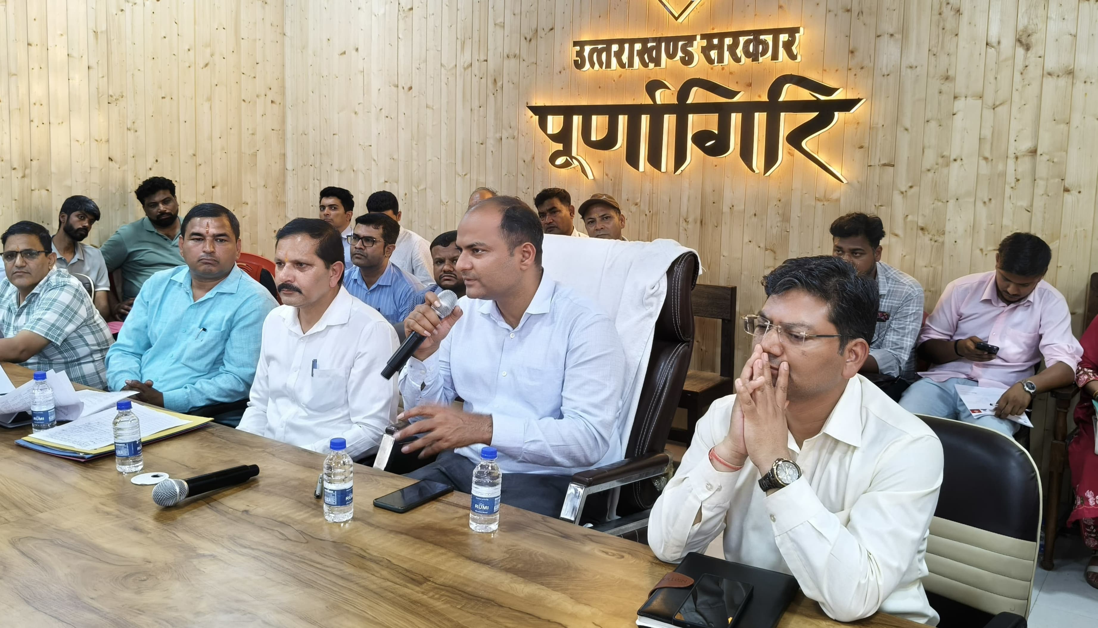 मतदाता सूची पुनरीक्षण को मिली रफ्तार, डिजिटलाइजेशन में चम्पावत बना मॉडल, डीएम मनीष कुमार ने दिए शुद्धता और समयबद्धता के निर्देश, पांच तहसीलों में चल रही विशेष प्रशिक्षण कार्यशालाएं।