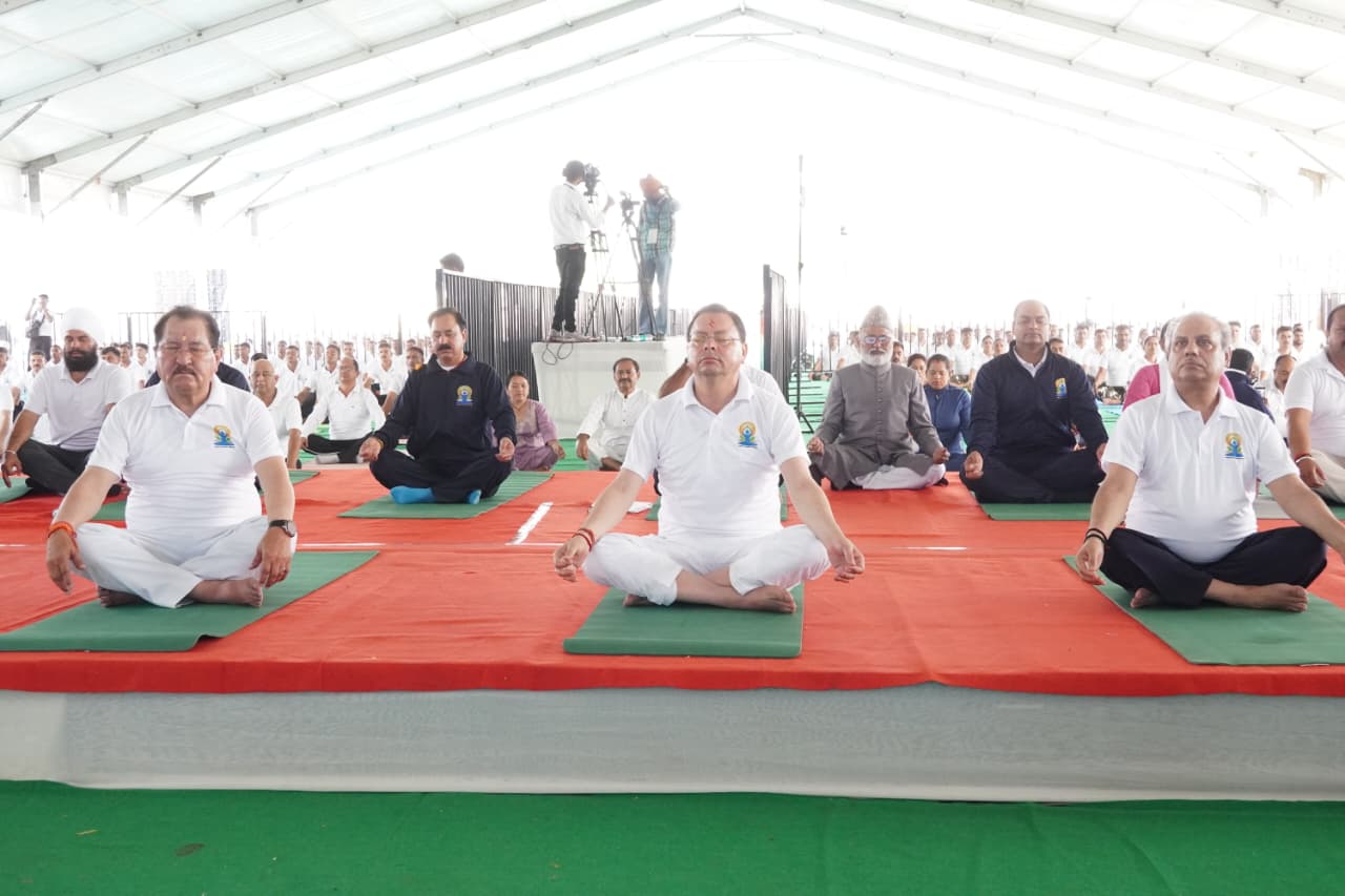 मुख्यमंत्री ने बनबसा में किया सामूहिक योगाभ्यास, योग को दैनिक जीवन का हिस्सा बनाने का किया आह्वान, अंतर्राष्ट्रीय योग दिवस पर हजारों लोगों के साथ मुख्यमंत्री ने किया योगाभ्यास।