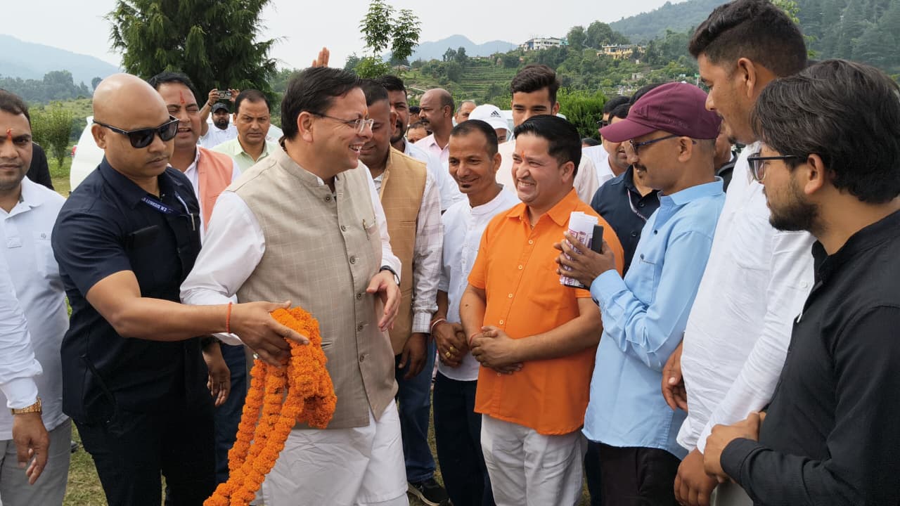 जनप्रतिनिधियों ने किया मुख्यमंत्री पुष्कर सिंह धामी का अभिनंदन, सुरक्षा के बीच मुख्यमंत्री धामी पहुंचे चम्पावत, विकास कार्यक्रमों में होंगे शामिल।