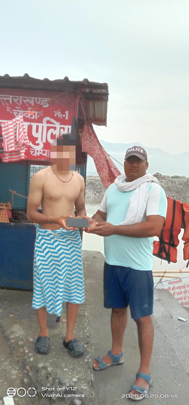 ईमानदारी और कर्तव्यनिष्ठा की मिसाल: जल पुलिस चम्पावत ने श्रद्धालु का गुम हुआ मोबाइल लौटाया।