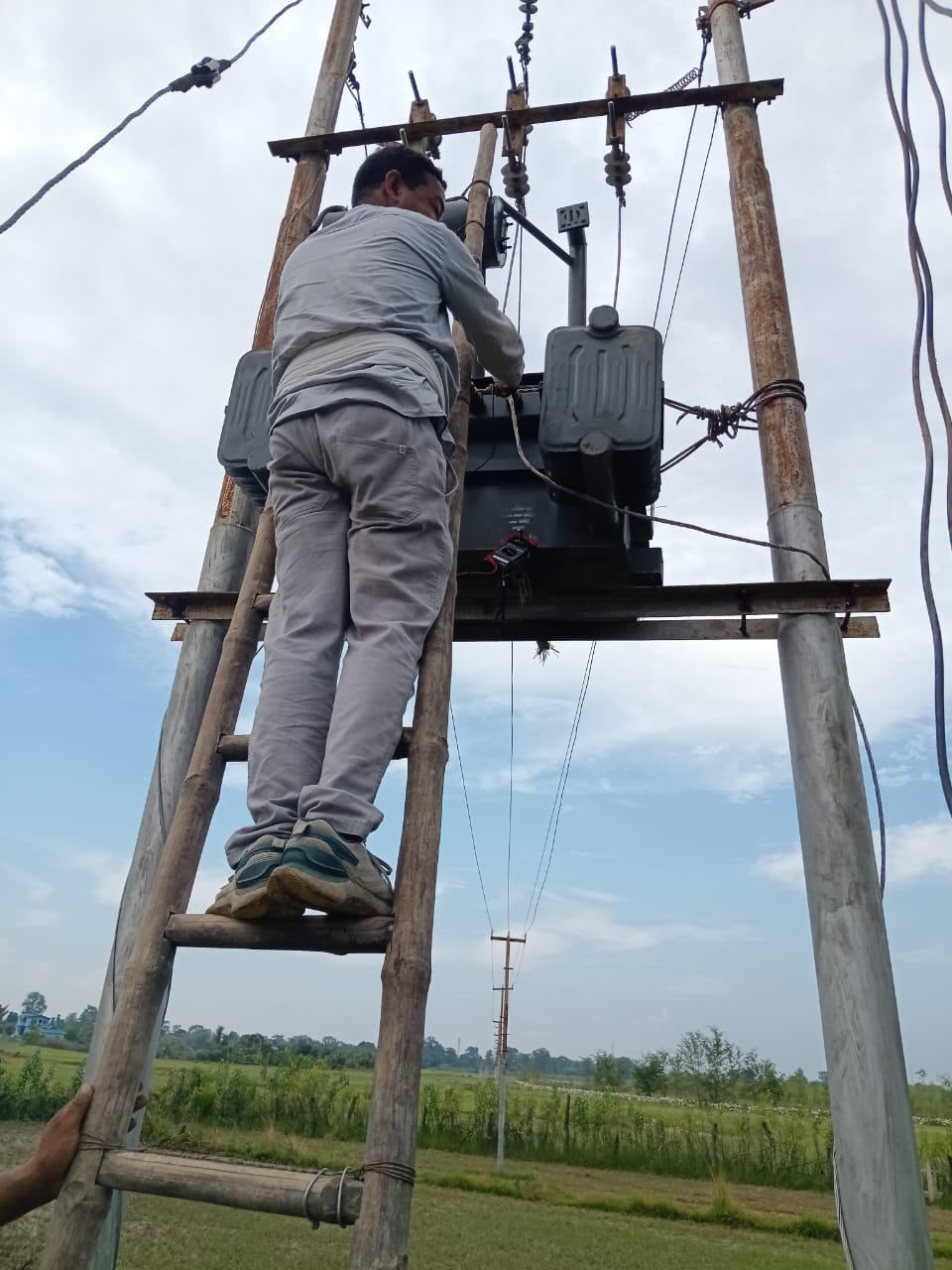 आदर्श चम्पावत की परिकल्पना हो रही साकार: सीमांत थपलियालखेड़ा और राजी जनजाति के खिरद्वारी गांव के घर विद्युत कनेक्शनों से हुए रोशन।